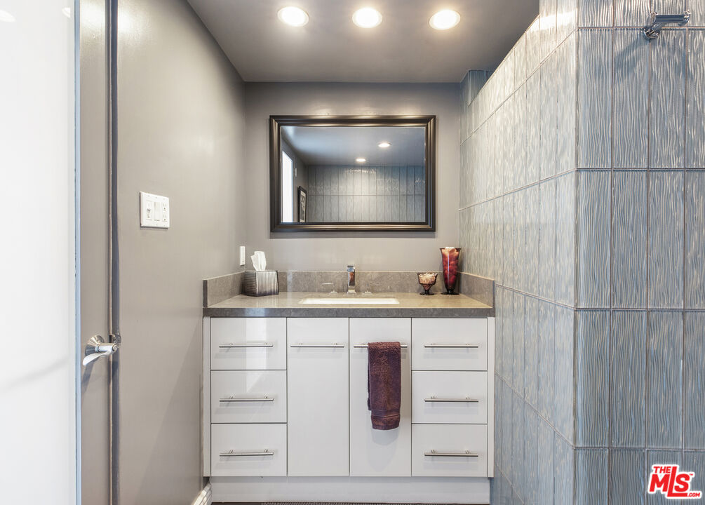 Los Angeles, California, 90027, United States, 1 Bedroom Bedrooms, ,1 BathroomBathrooms,Residential,For Sale,1913700