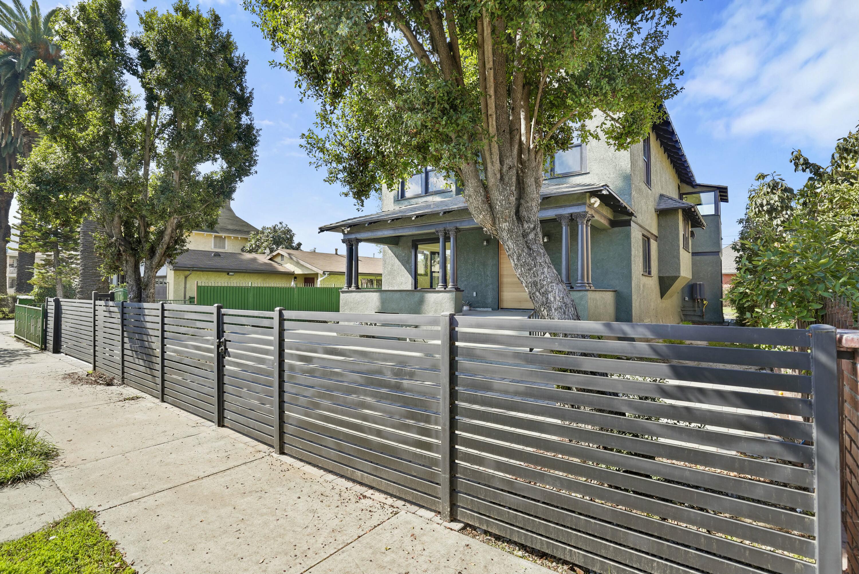 Los Angeles, California, 90007, United States, 5 Bedrooms Bedrooms, ,3 BathroomsBathrooms,Residential,For Sale,1979563