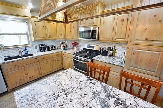 Tahlequah, Oklahoma, 74464, United States, 2 Bedrooms Bedrooms, ,3 BathroomsBathrooms,Residential,For Sale,1976273