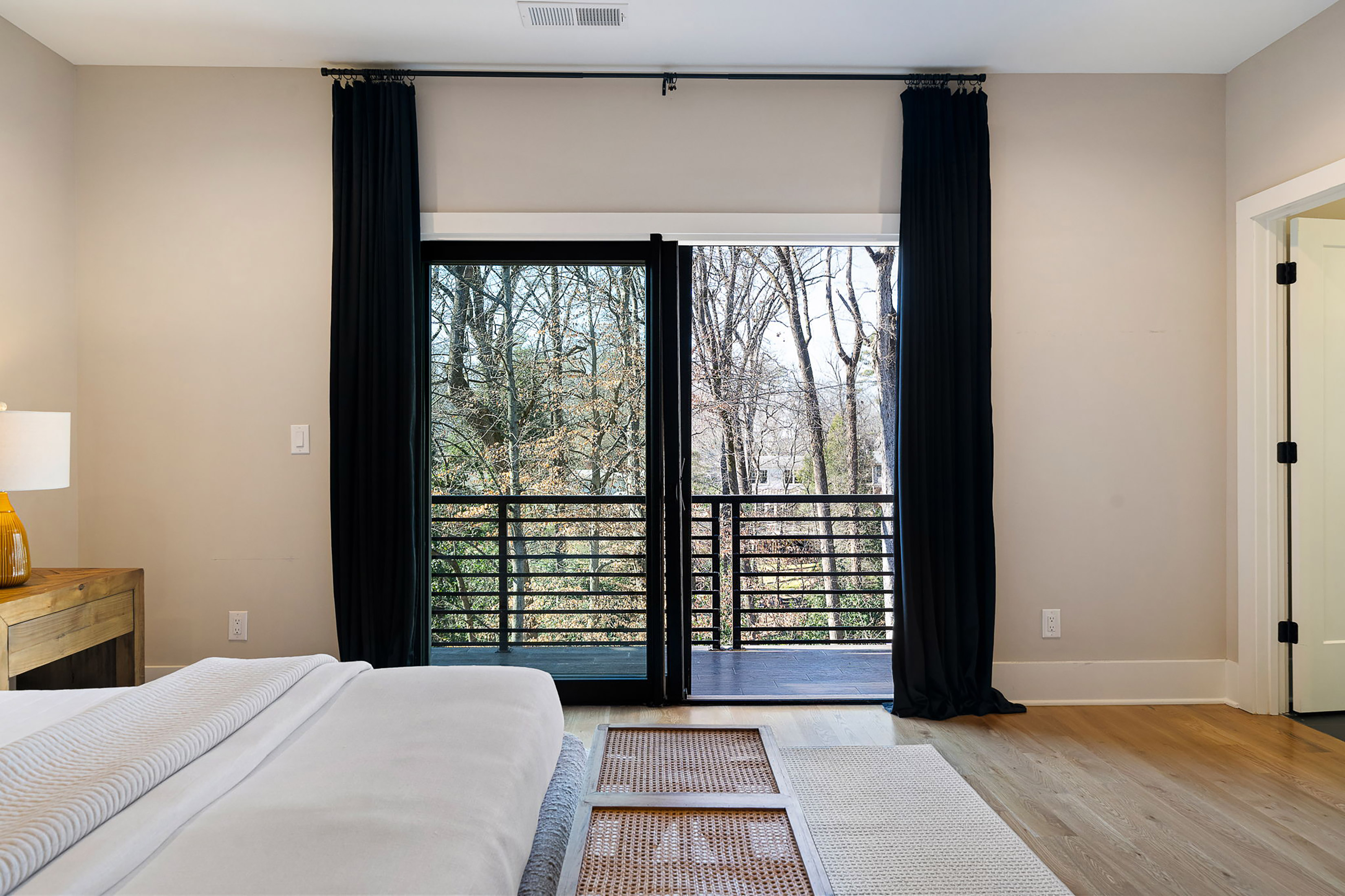  Striking Three Story Custom-built Home Redefines Modern Luxury - 物件實景