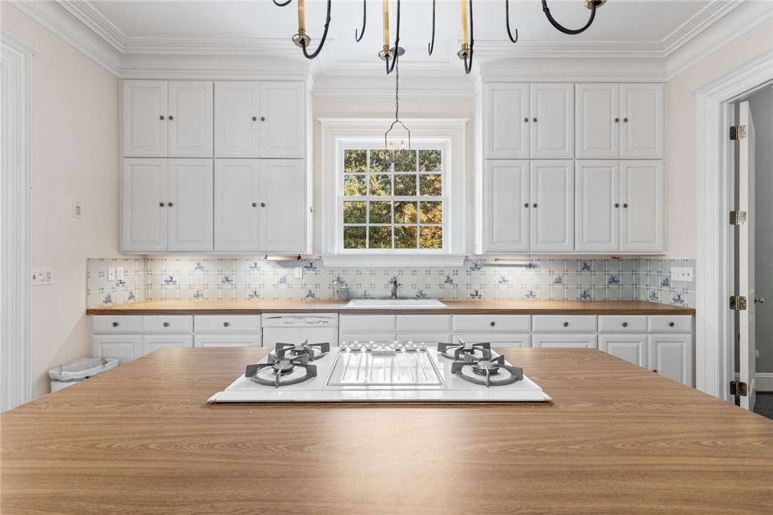 Harrison, Arkansas, 72601, United States, 4 Bedrooms Bedrooms, ,5 BathroomsBathrooms,Residential,For Sale,1989365