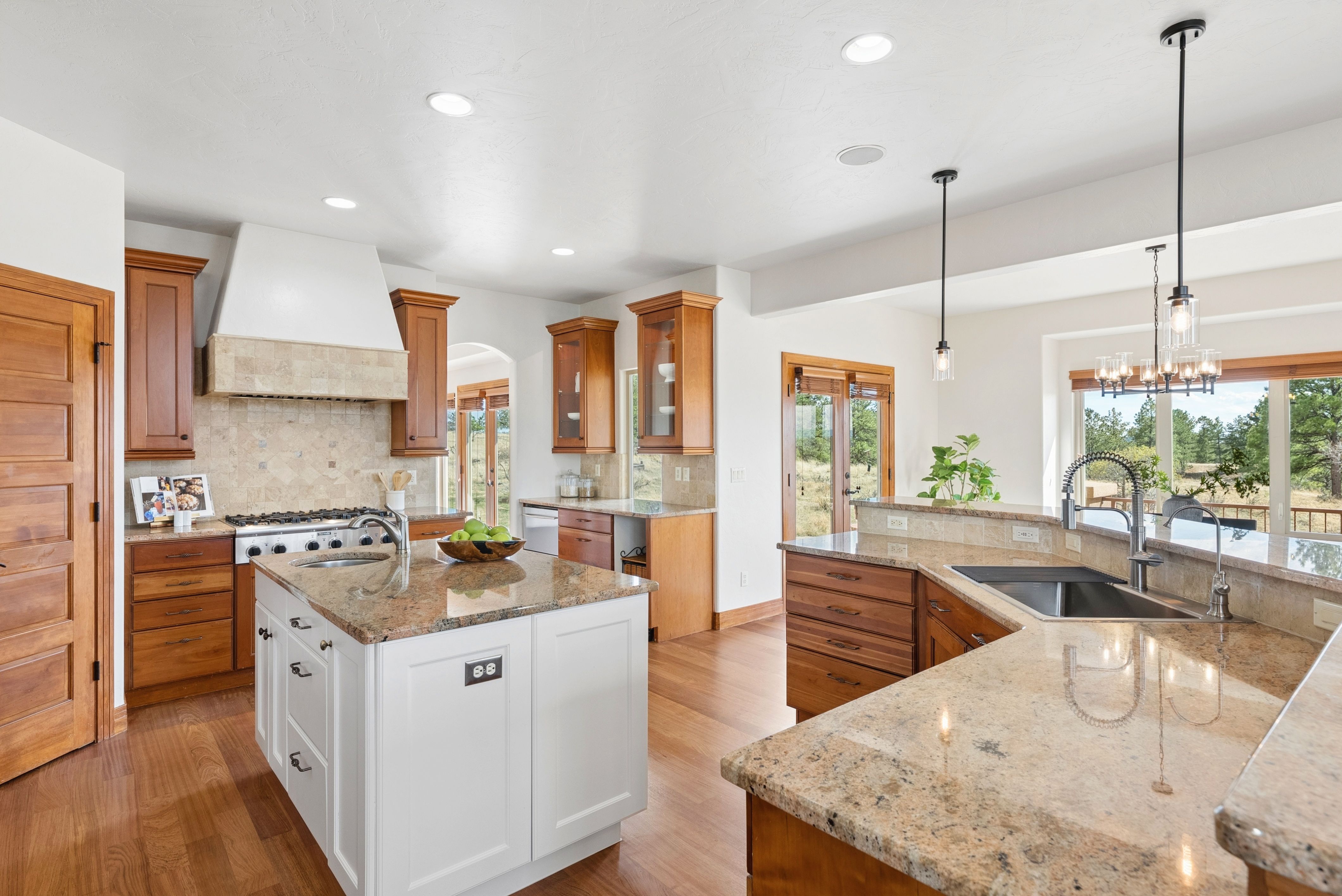  Set high on a hill in The Timbers and backing to open space - 物件實景