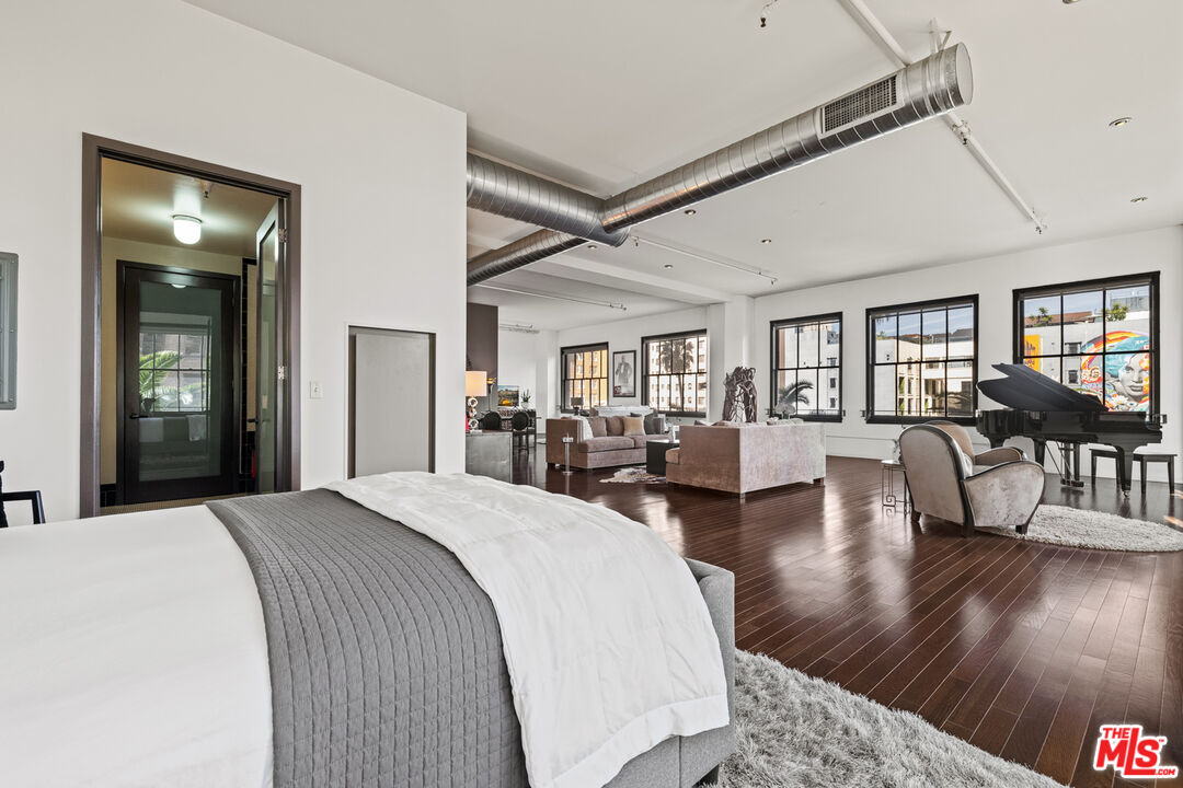Los Angeles, California, 90028, United States, 2 Bedrooms Bedrooms, ,2 BathroomsBathrooms,Residential,For Sale,1827936