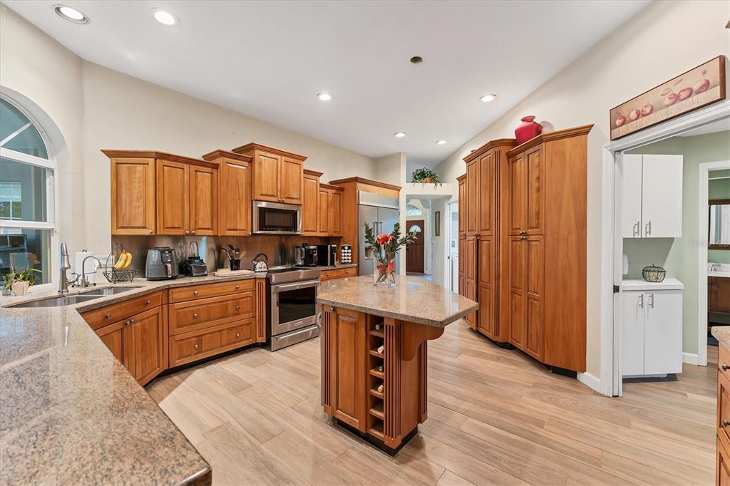 Sarasota, Florida, 34233, United States, 4 Bedrooms Bedrooms, ,4 BathroomsBathrooms,Residential,For Sale,1891764