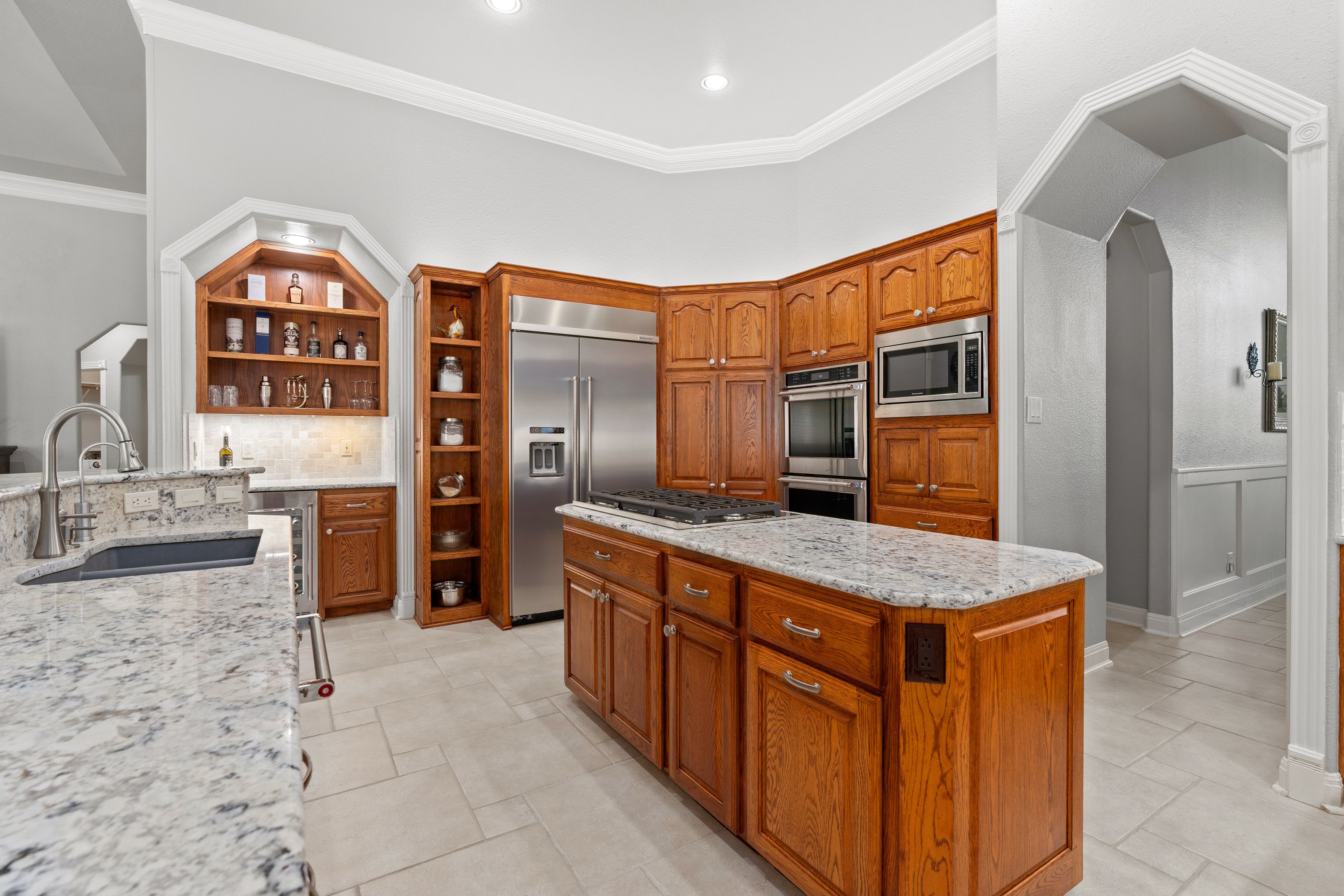  Spacious Estate with Poolside Views - 物件實景