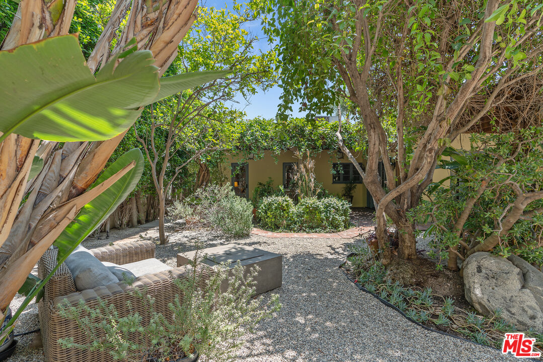 Los Angeles, California, 90005, United States, 3 Bedrooms Bedrooms, ,3 BathroomsBathrooms,Residential,For Sale,1876512