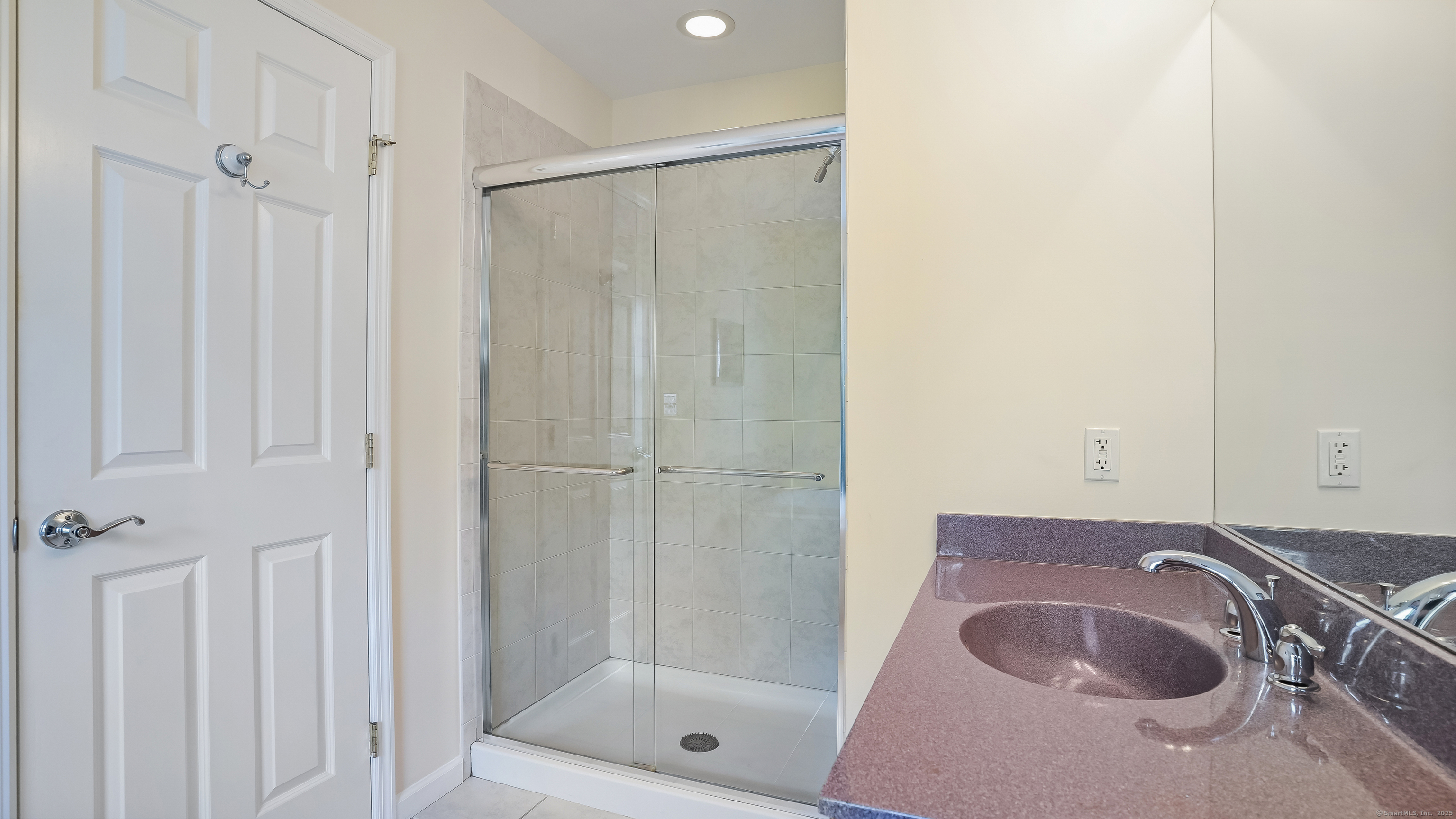 Danbury, Connecticut, 06810, United States, 2 Bedrooms Bedrooms, ,3 BathroomsBathrooms,Residential,For Sale,1925602