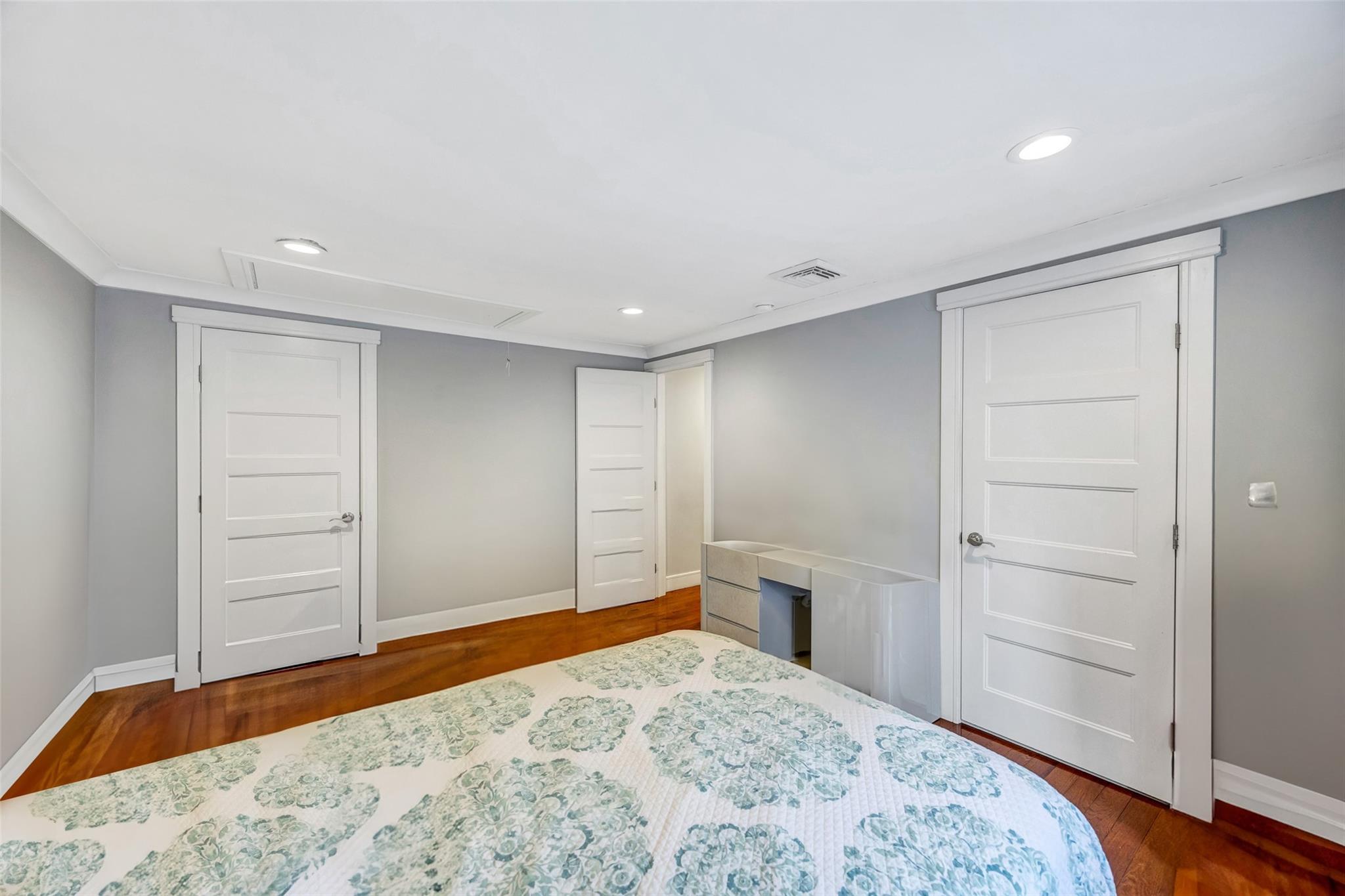Lindenhurst, New York, 11757, United States, 5 Bedrooms Bedrooms, ,3 BathroomsBathrooms,Residential,For Sale,1707777