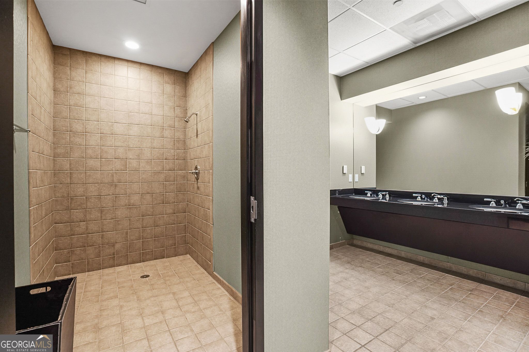 Atlanta, Georgia, 30326, United States, 2 Bedrooms Bedrooms, ,3 BathroomsBathrooms,Residential,For Sale,2001794