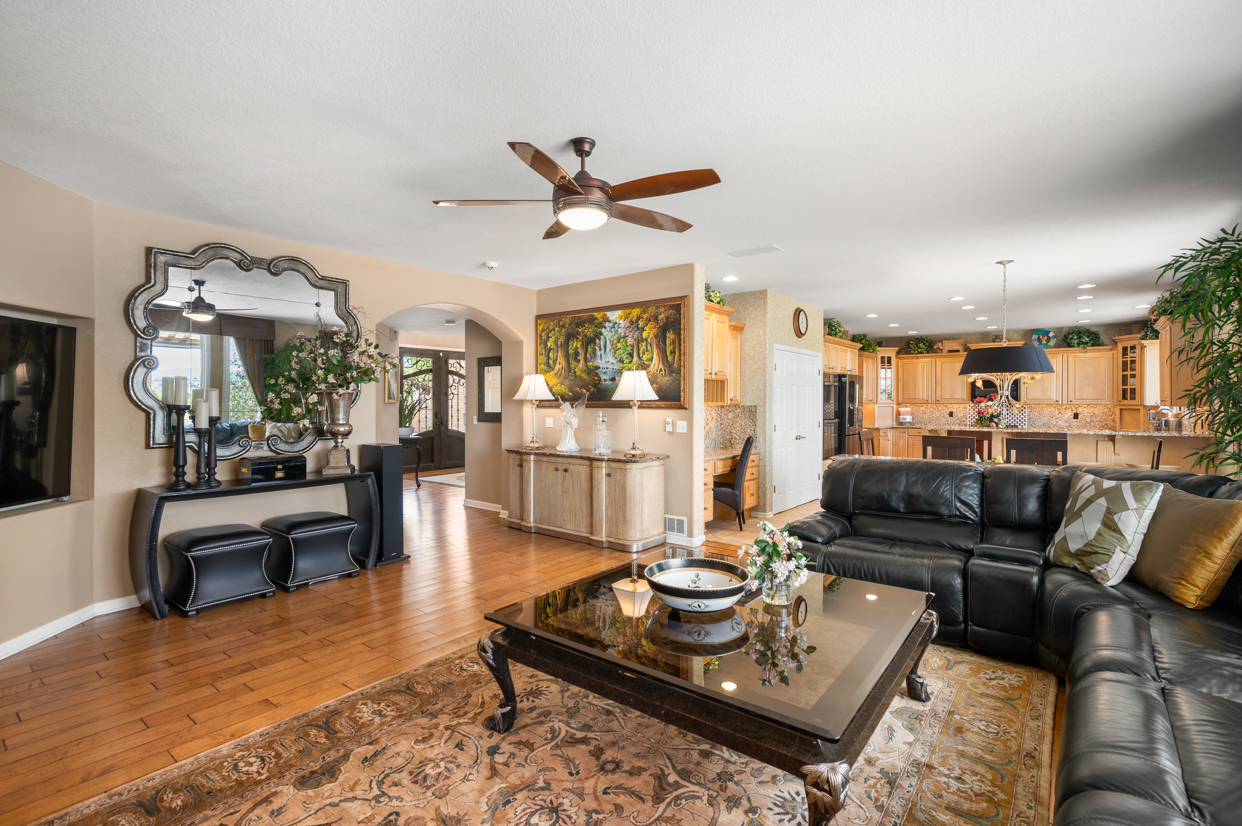  Luxury And Elegance Greet You At Every Turn In This Beautiful Home - 物件實景