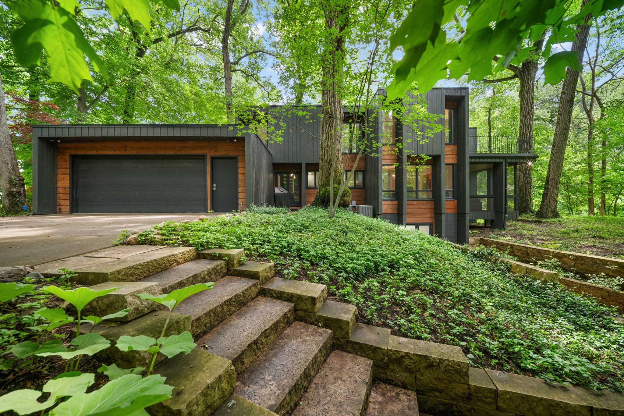  Modern Contemporary Home Nestled on a 1.3 Acre Wooded Lot - 物件實景