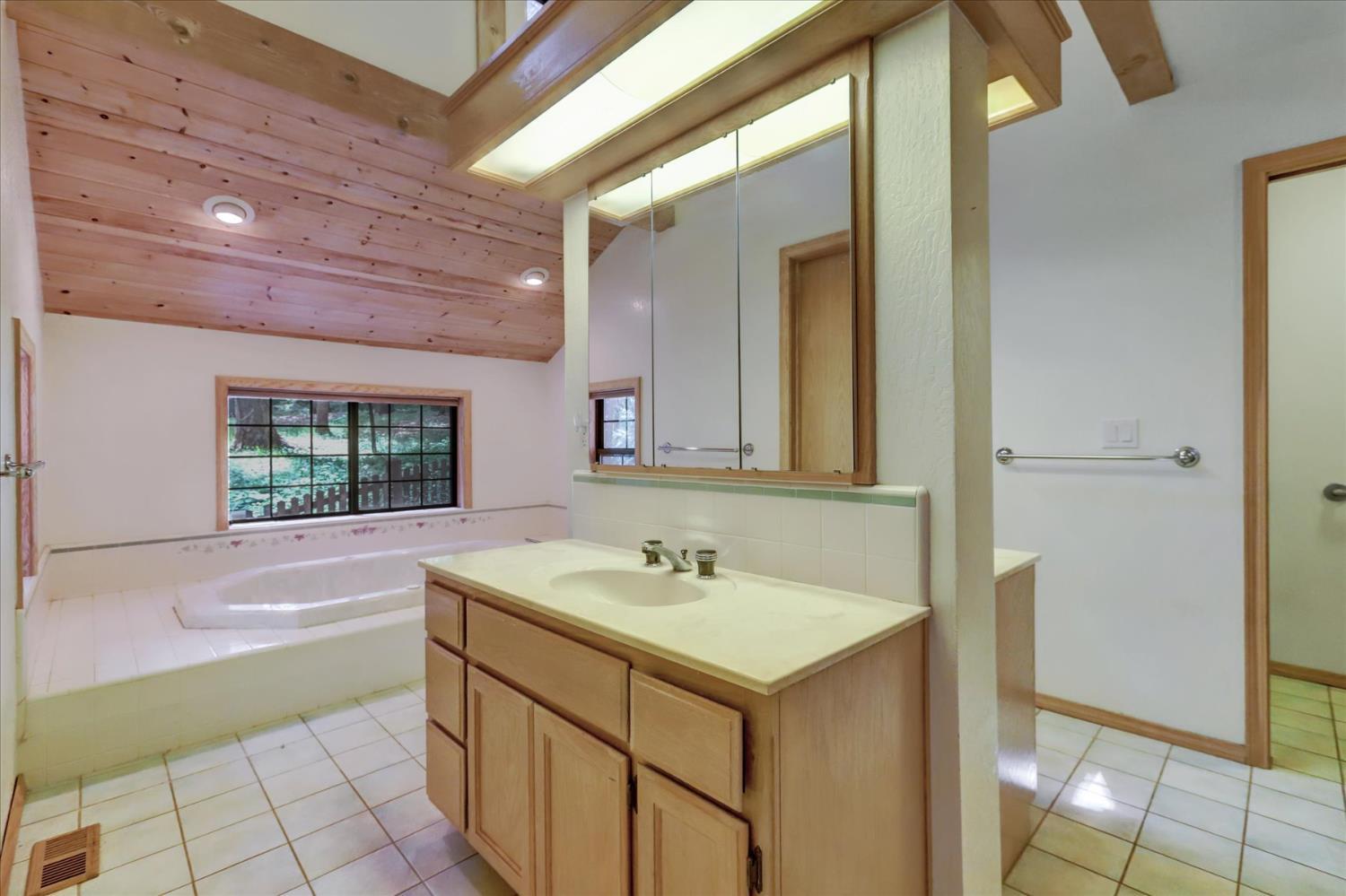 Nevada City, California, 95959, United States, 3 Bedrooms Bedrooms, ,4 BathroomsBathrooms,Residential,For Sale,1977718