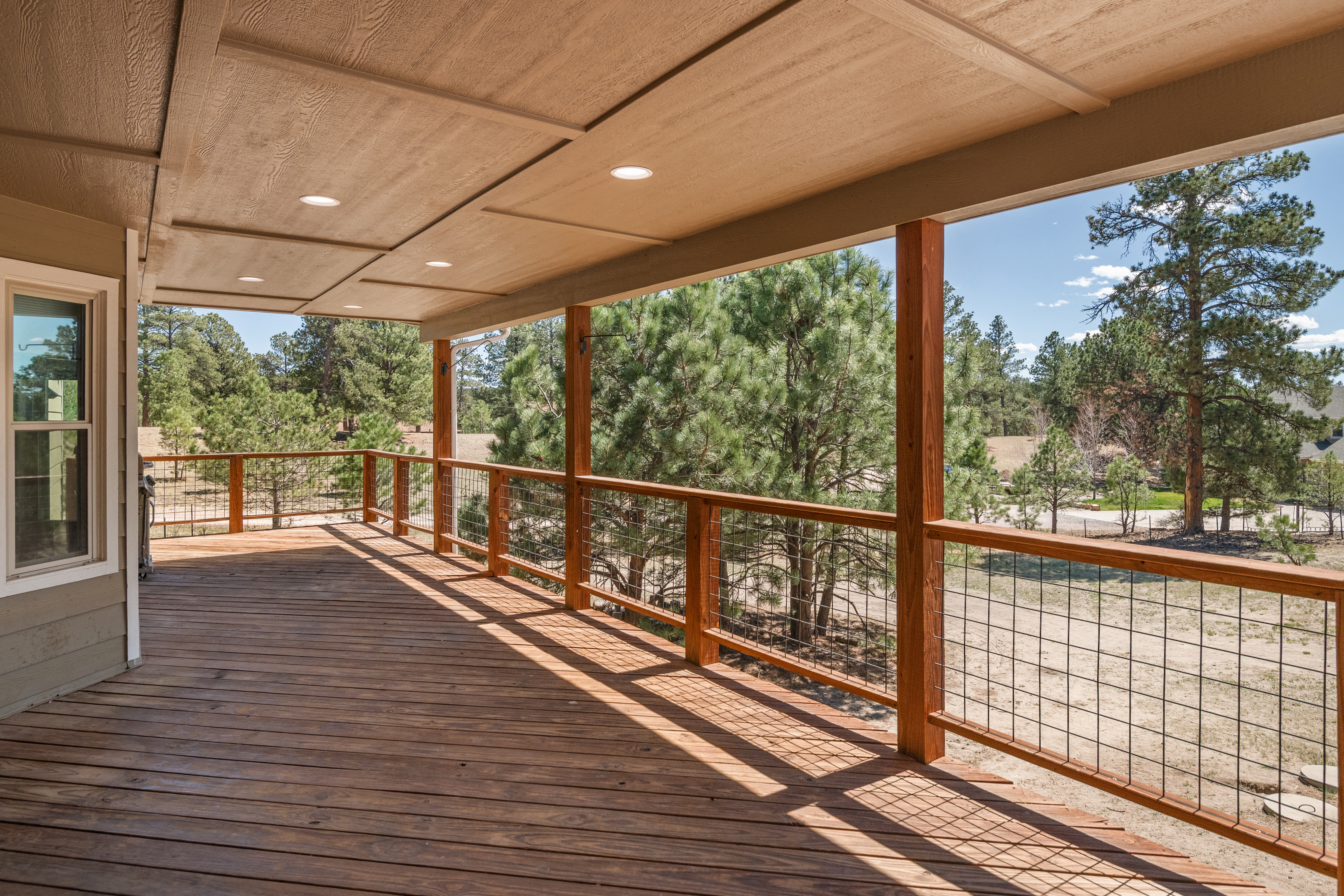  Set behind a gated entry on two and a half wooded acres - 物件實景