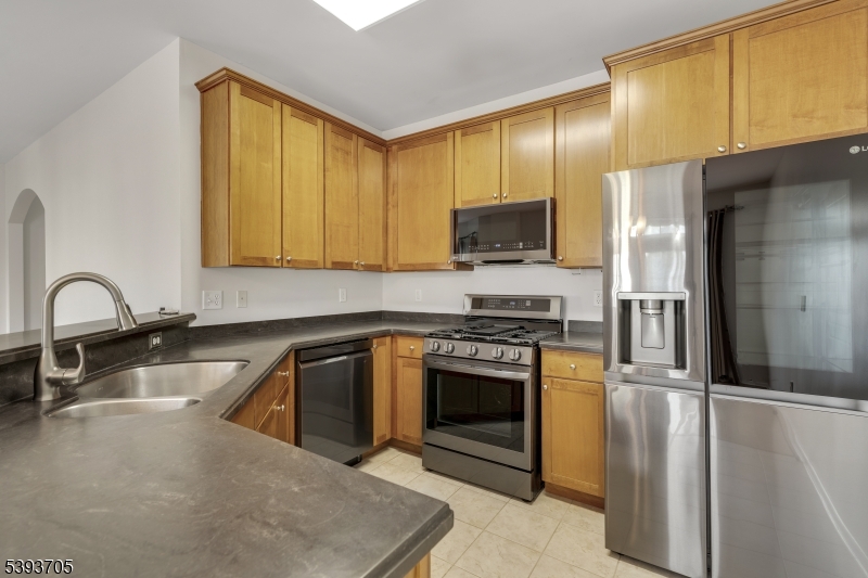 Belleville Twp., New Jersey, 07109, United States, 2 Bedrooms Bedrooms, ,3 BathroomsBathrooms,Residential,For Sale,1971321