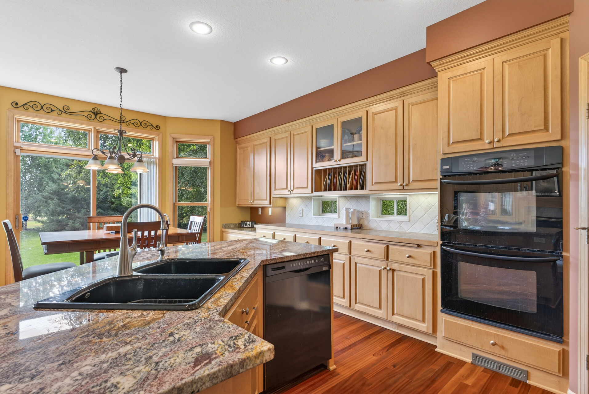  Elegant Fox Ridge Retreat with Exceptional Entertaining Spaces - 物件實景
