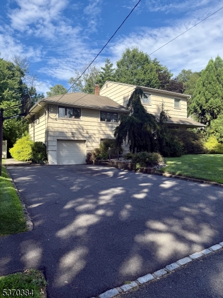 Springfield Twp., New Jersey, 07081, United States, 4 Bedrooms Bedrooms, ,4 BathroomsBathrooms,Residential,For Sale,1898567