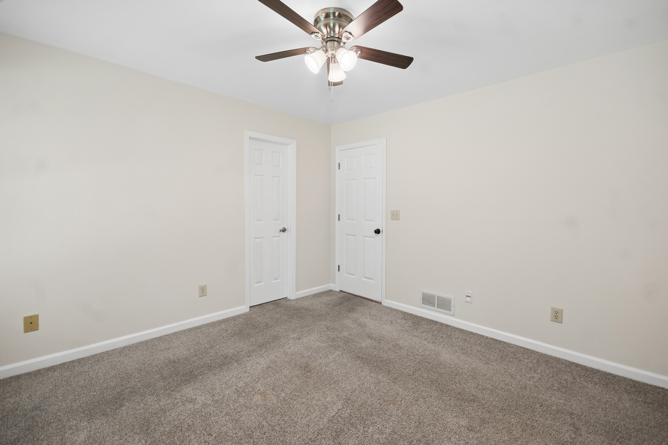  Beautifully Refreshed Ranch Nestled on an Expansive Cul-de-sac Lot - 物件實景