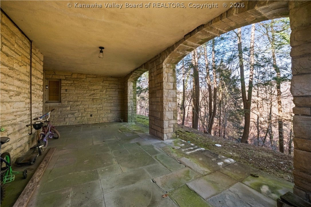 Barnes Pl, Charleston, WV 25314