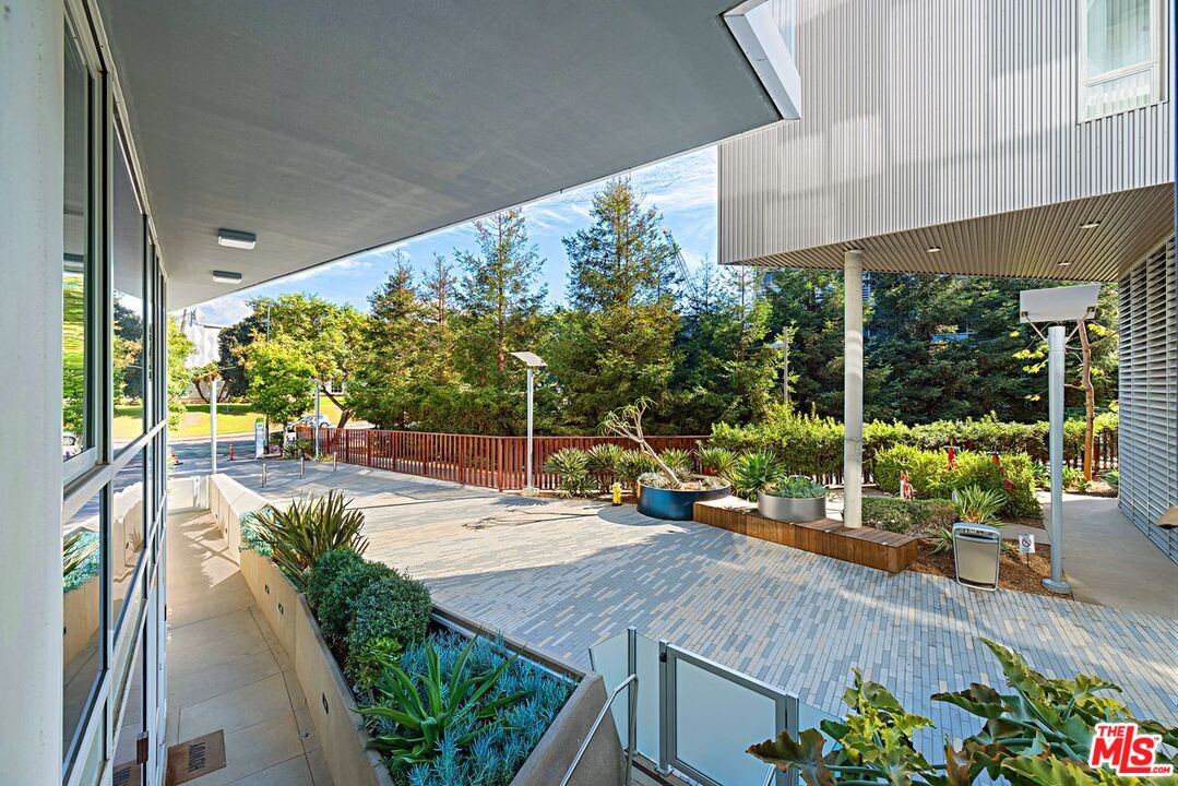 Santa Monica, California, 90401, United States, 2 Bedrooms Bedrooms, ,2 BathroomsBathrooms,Residential,For Sale,2001911