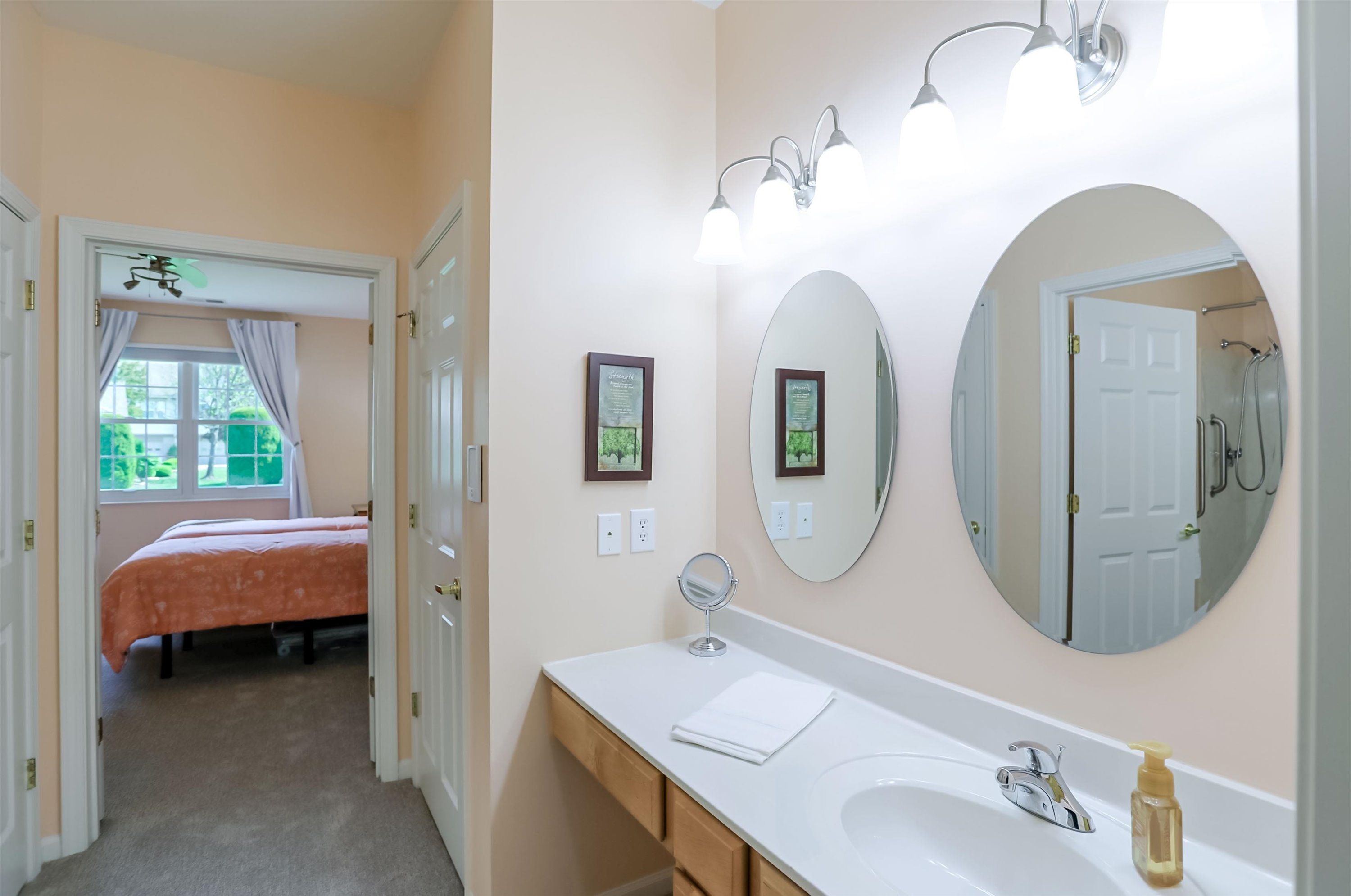  Rare 1 Level Fishers Condo - 物件實景