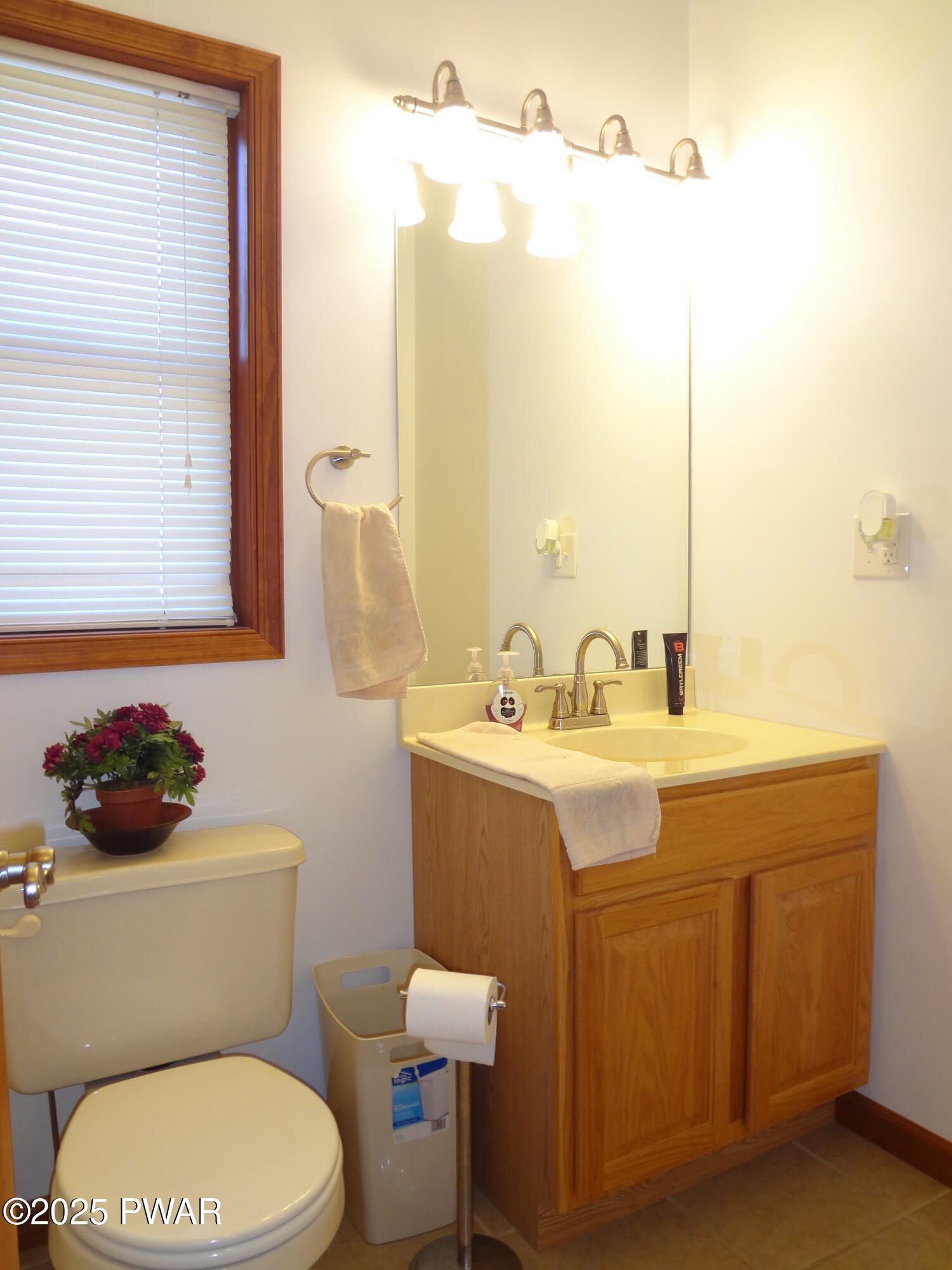 Hawley, Pennsylvania, 18428, United States, 4 Bedrooms Bedrooms, ,3 BathroomsBathrooms,Residential,For Sale,1983271