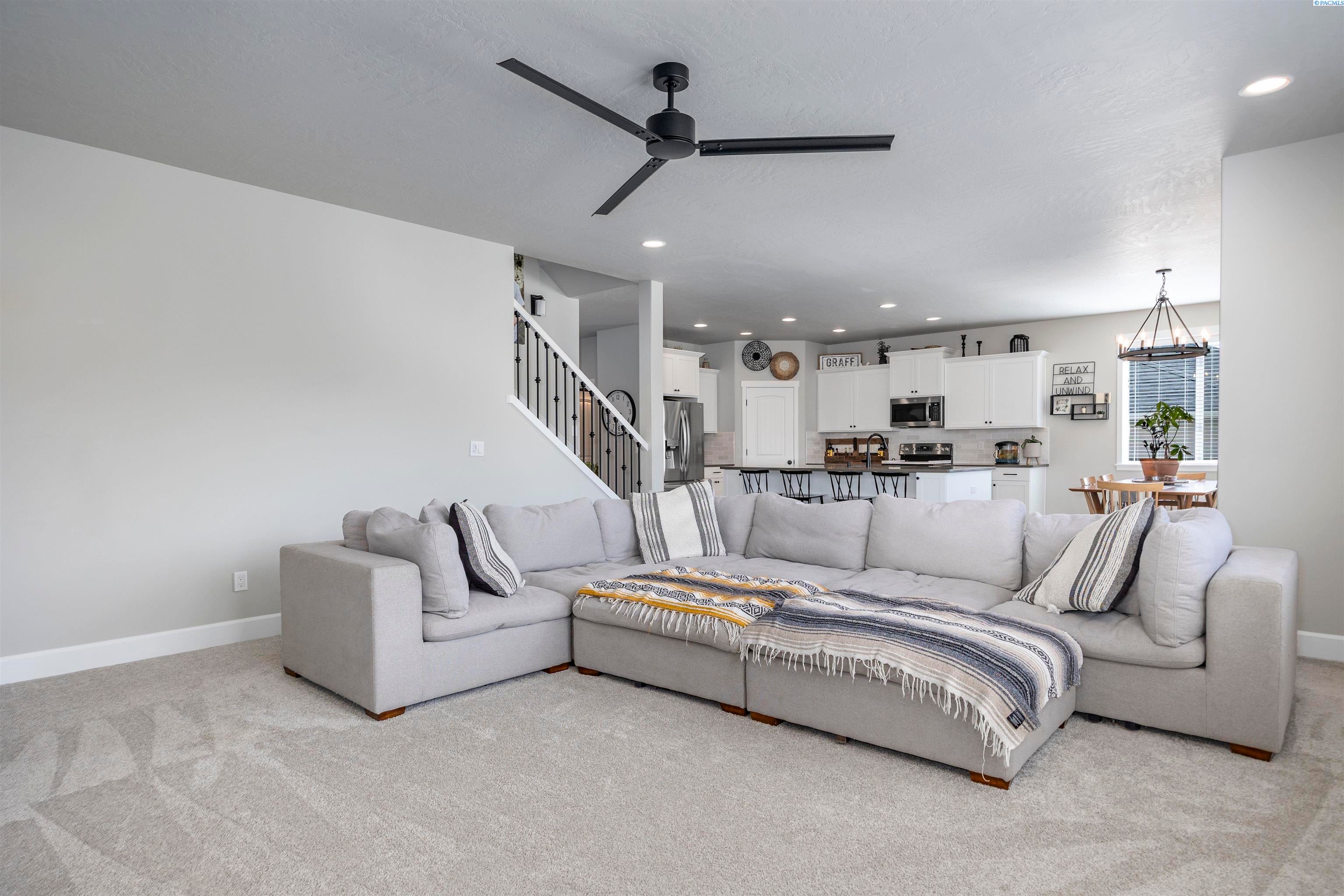 Kennewick, Washington, 99338, United States, 5 Bedrooms Bedrooms, ,3 BathroomsBathrooms,Residential,For Sale,1984207