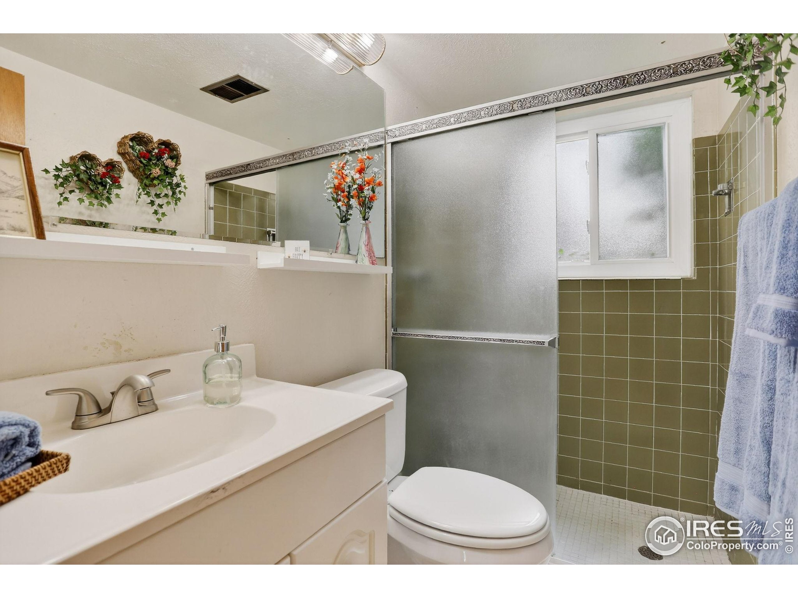 Longmont, Colorado, 80501, United States, 4 Bedrooms Bedrooms, ,2 BathroomsBathrooms,Residential,For Sale,1994687