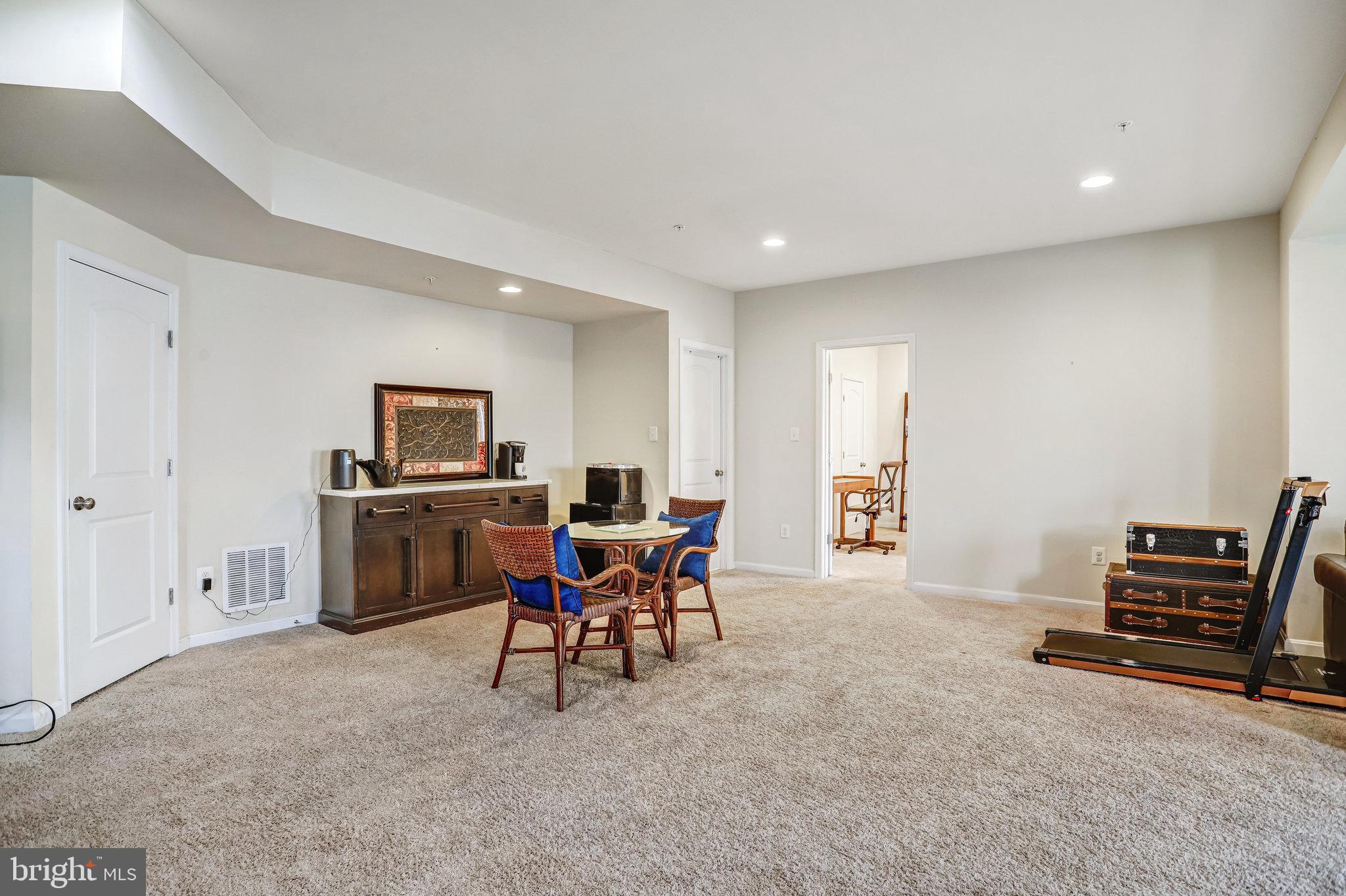 Lanham, Maryland, 20706, United States, 6 Bedrooms Bedrooms, ,5 BathroomsBathrooms,Residential,For Sale,2002849