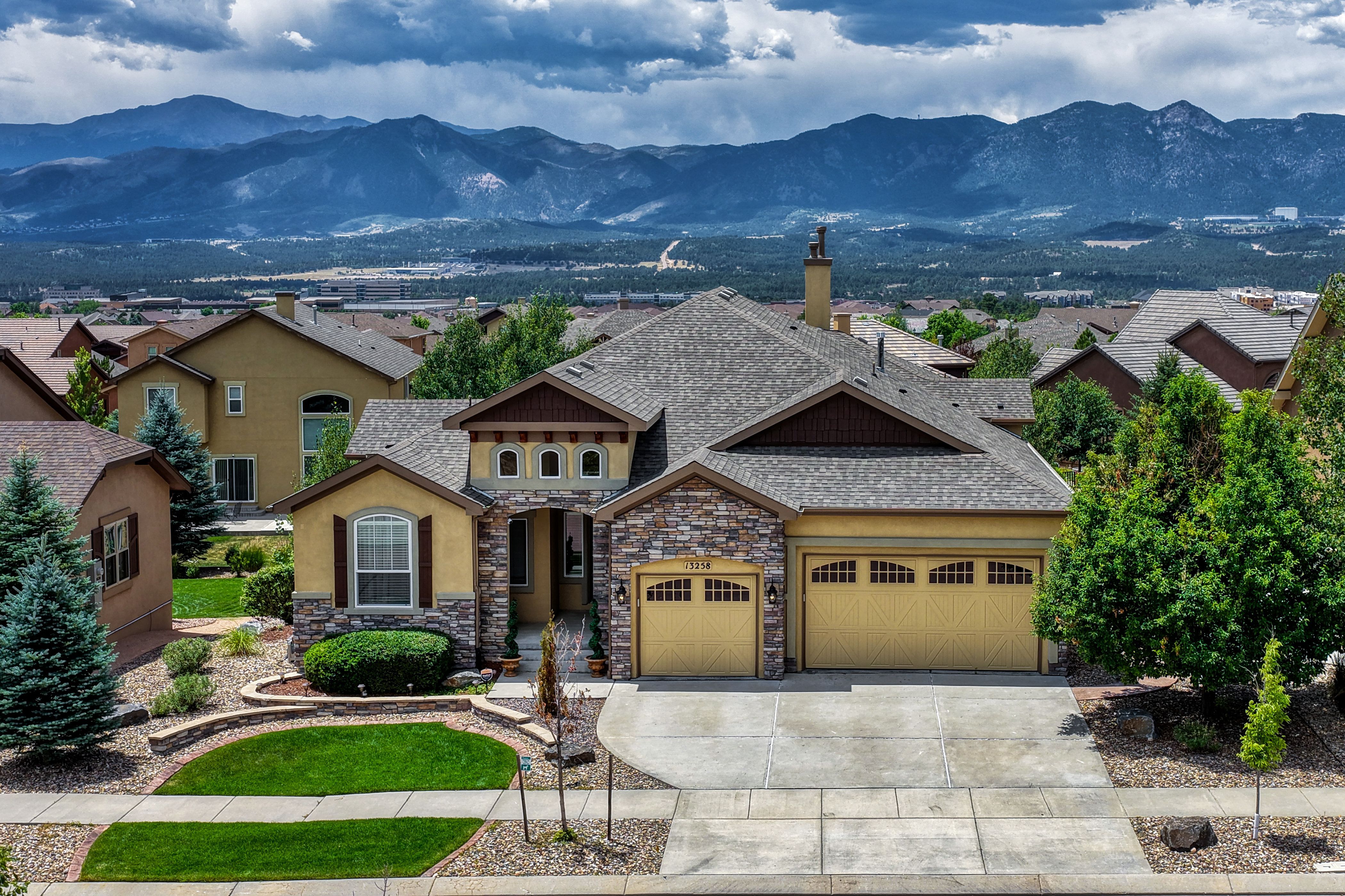  Elevated Living with Unmatched Pikes Peak Views in Flying Horse - 物件實景