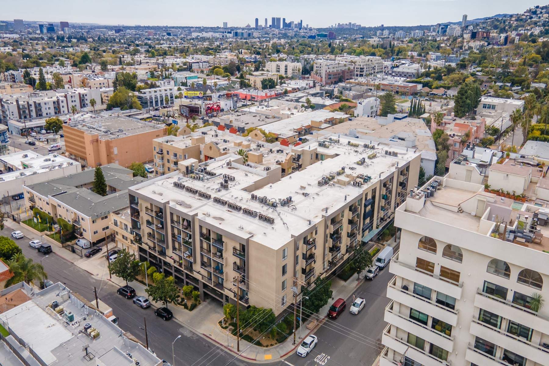  7320 Hawthorn Avenue, #215 - 物件實景