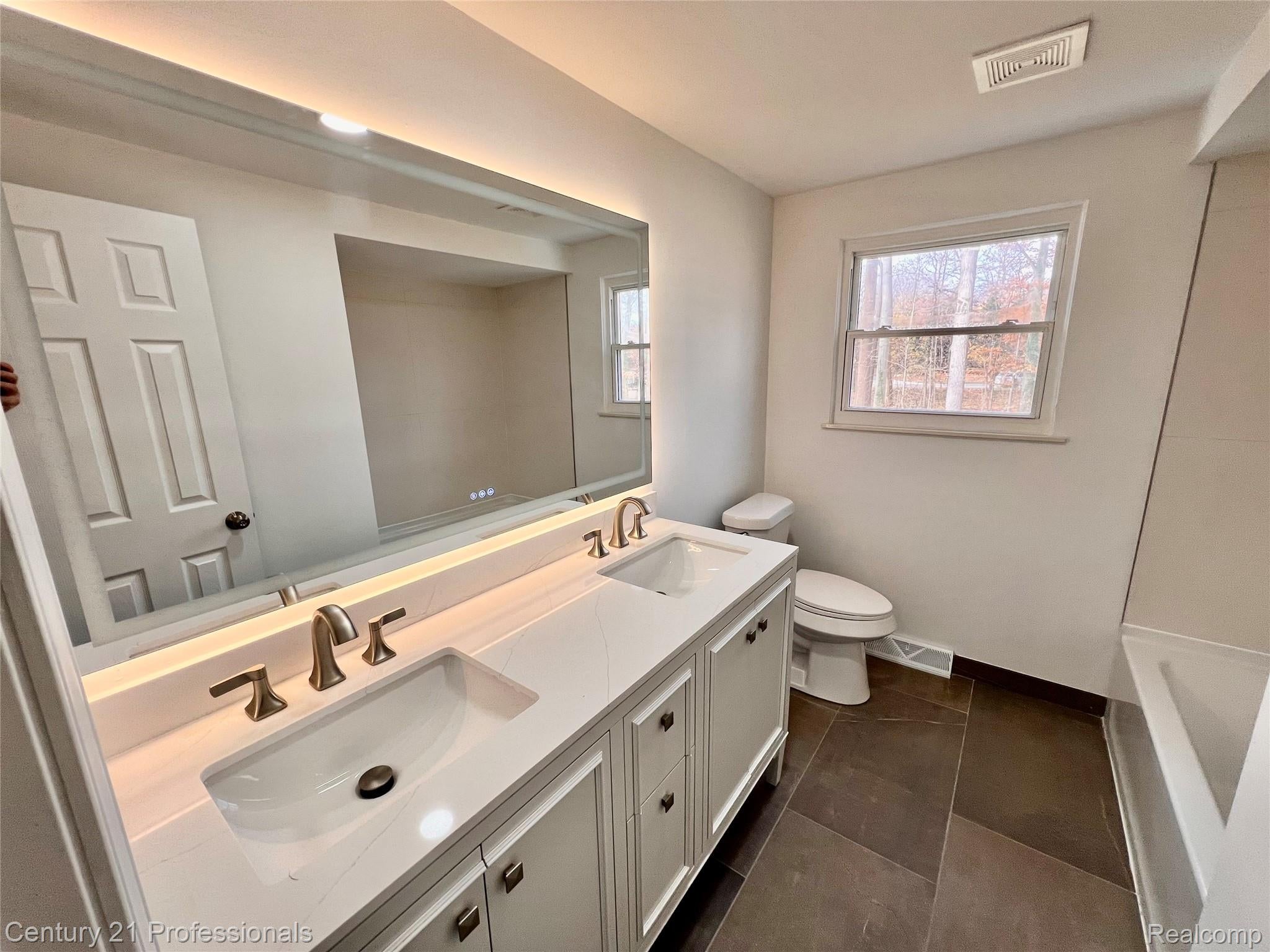 Plymouth, Michigan, 48170, United States, 5 Bedrooms Bedrooms, ,3 BathroomsBathrooms,Residential,For Sale,1982882