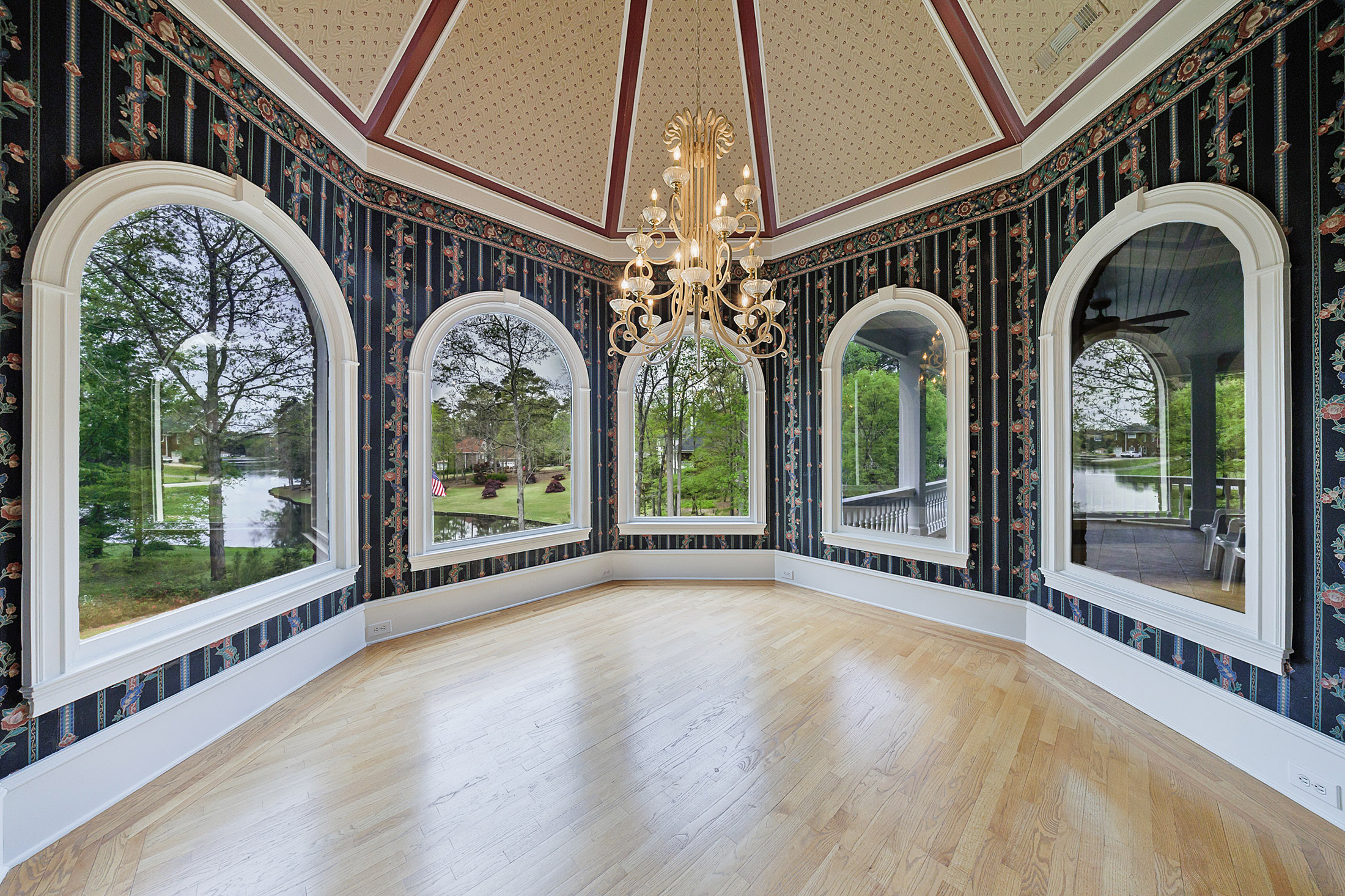  A Rare Opportunity to Own a Developer-Designed Lakefront Estate - 物件實景