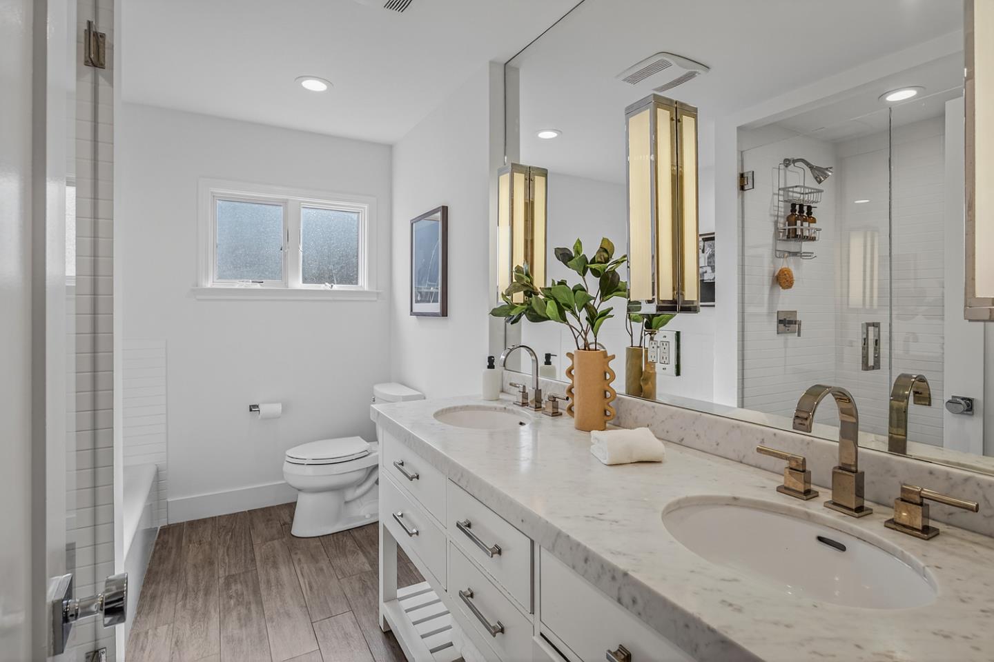 Hillsborough, California, 94010, United States, 3 Bedrooms Bedrooms, ,4 BathroomsBathrooms,Residential,For Sale,1989109