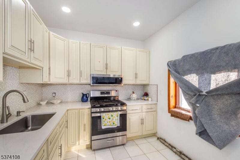 Newark City, New Jersey, 07112, United States, ,3 BathroomsBathrooms,Residential,For Sale,1982998