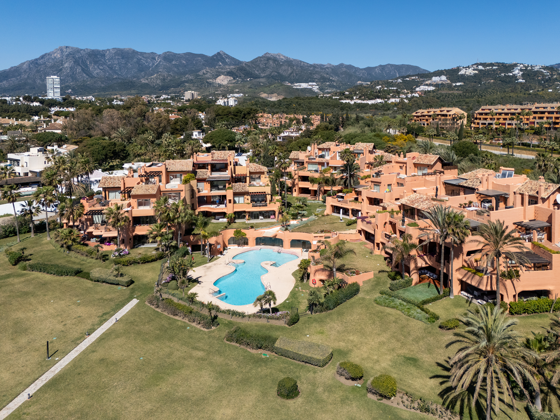  Duplex penthouse with sea views in gated beachfront community, Marbella East - 物件實景