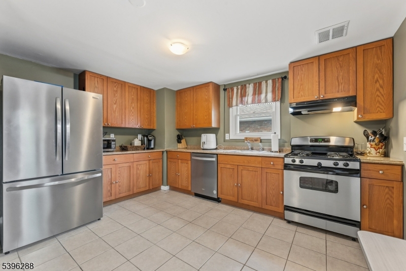 Dunellen Boro, New Jersey, 08812, United States, 5 Bedrooms Bedrooms, ,2 BathroomsBathrooms,Residential,For Sale,1989398