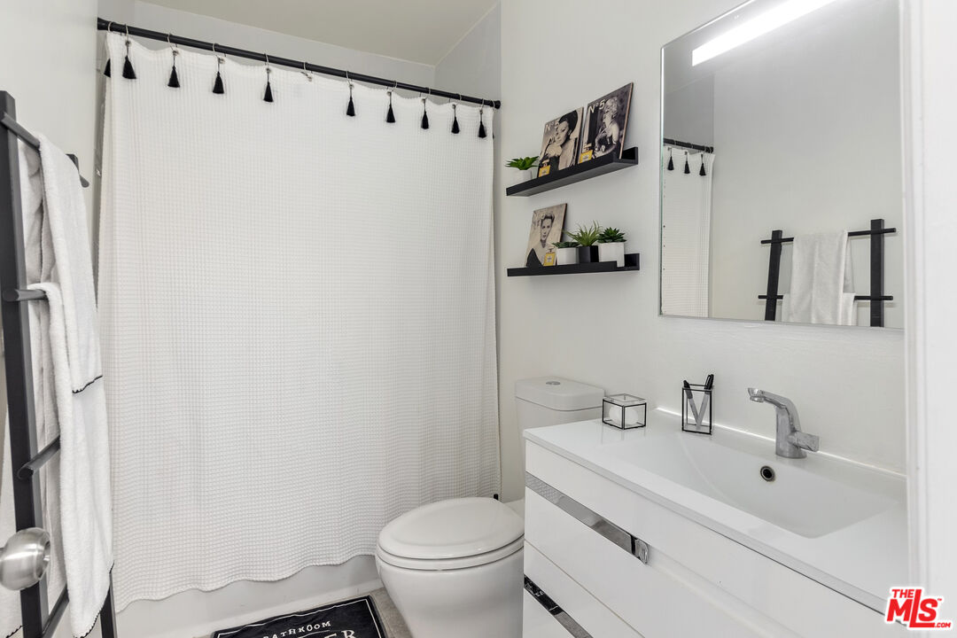 West Hollywood, California, 90046, United States, 2 Bedrooms Bedrooms, ,2 BathroomsBathrooms,Residential,For Sale,1794997