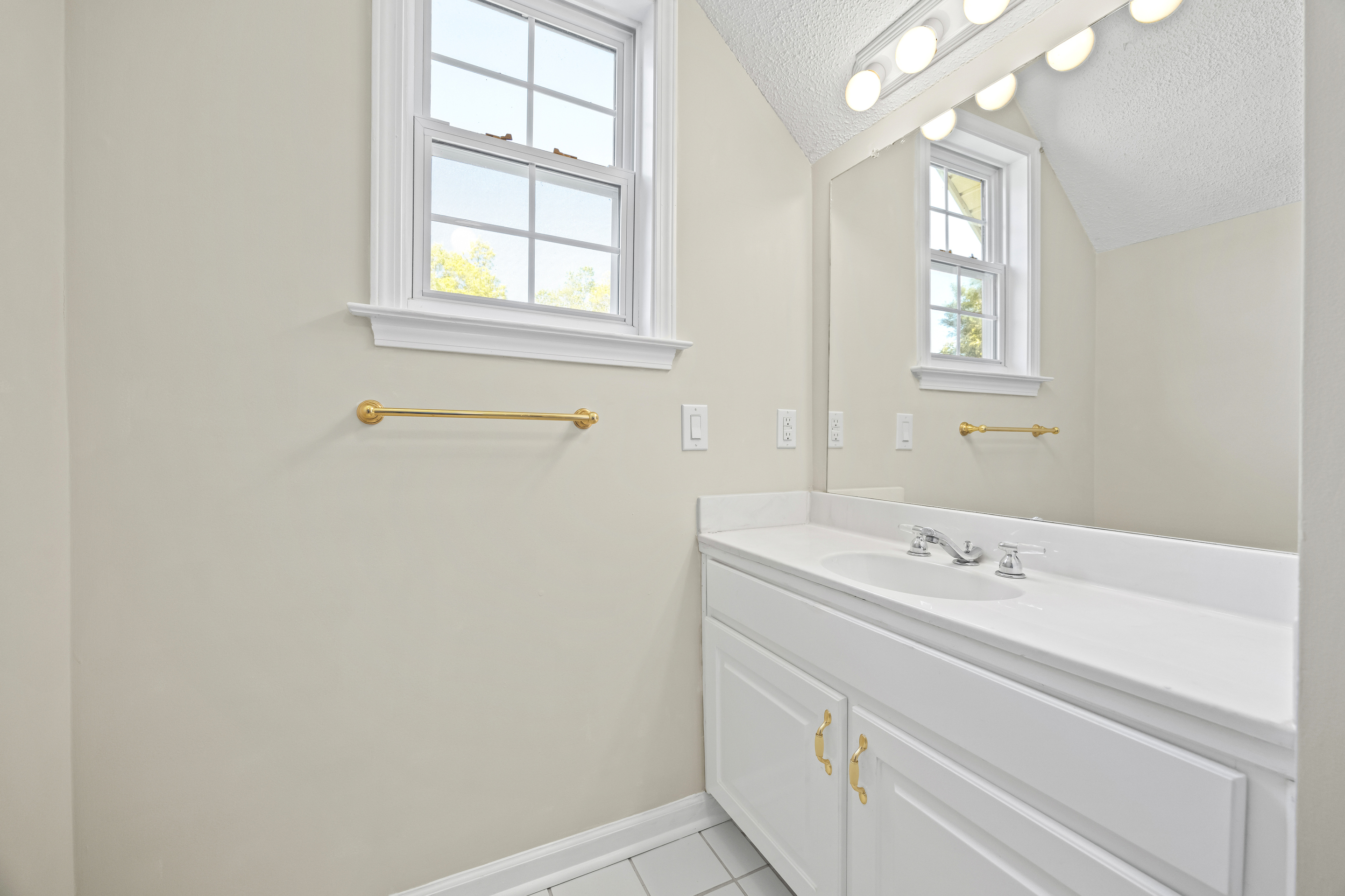 Hartwell, Georgia, 30643, United States, 4 Bedrooms Bedrooms, ,4 BathroomsBathrooms,Residential,For Sale,1906193