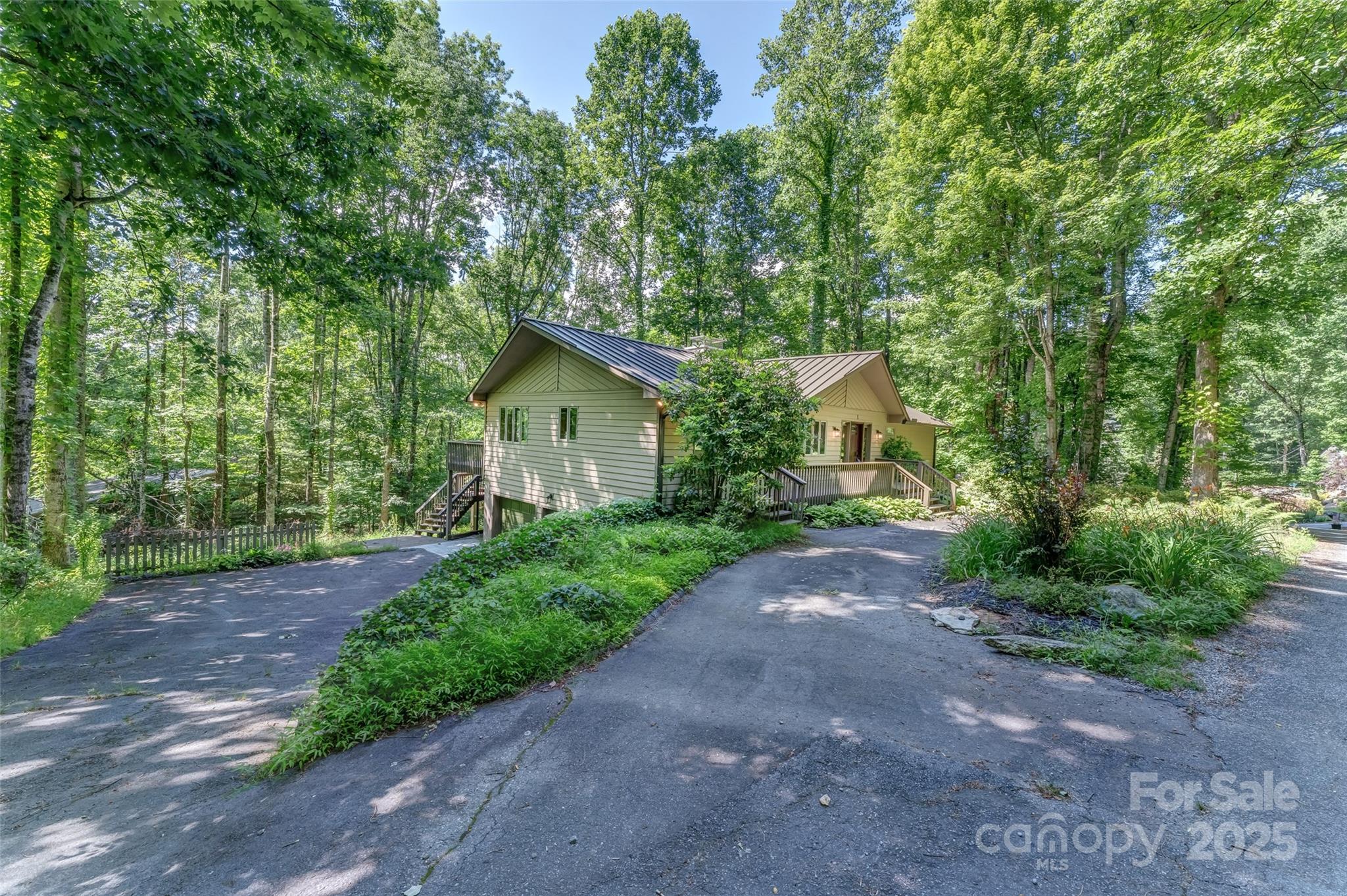 Maggie Valley, North Carolina, 28751, United States, 3 Bedrooms Bedrooms, ,3 BathroomsBathrooms,Residential,For Sale,1976067