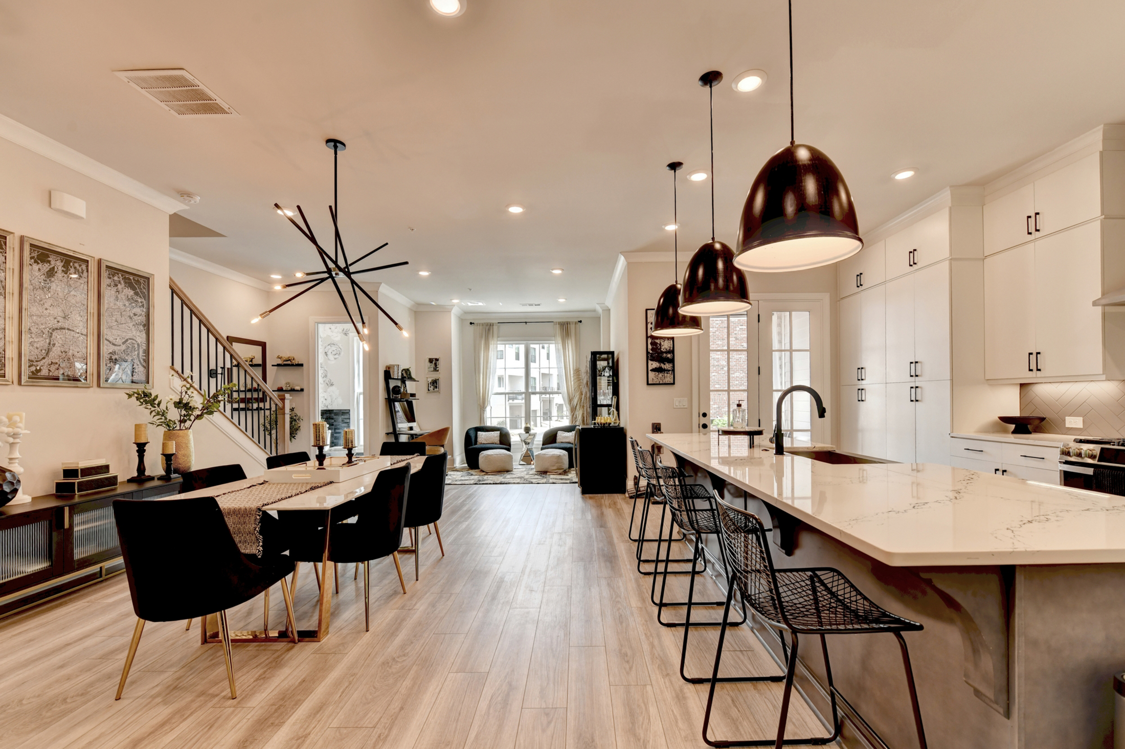  Welcome Home to this Magnificent Three-Story Townhome - 物件實景