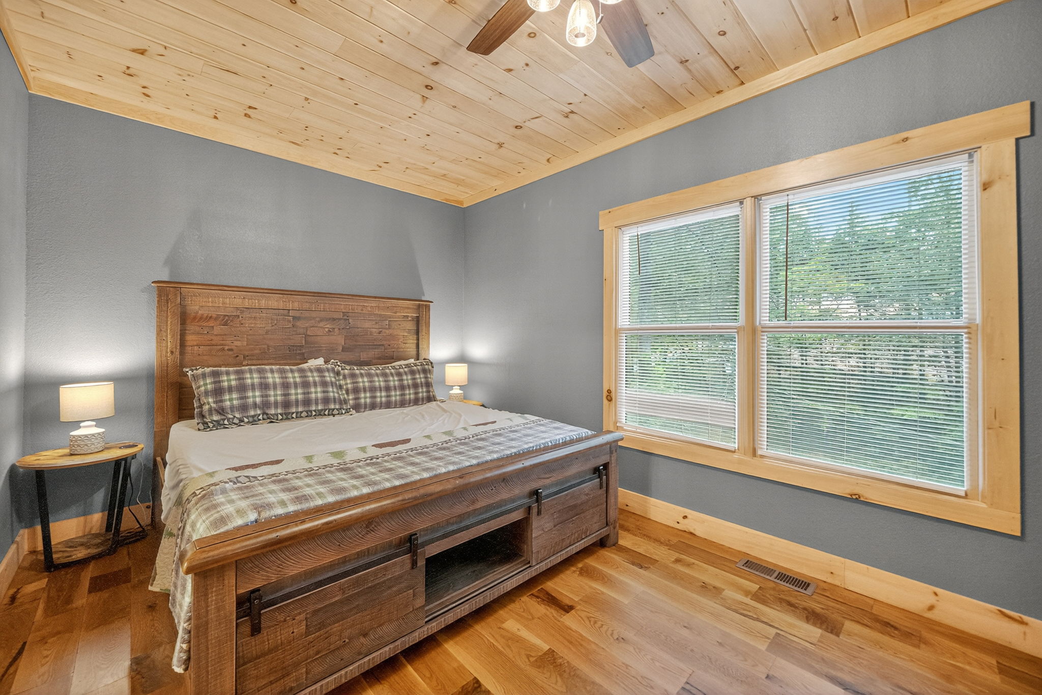 Sevierville, Tennessee, 37862, United States, 2 Bedrooms Bedrooms, ,3 BathroomsBathrooms,Residential,For Sale,2012512