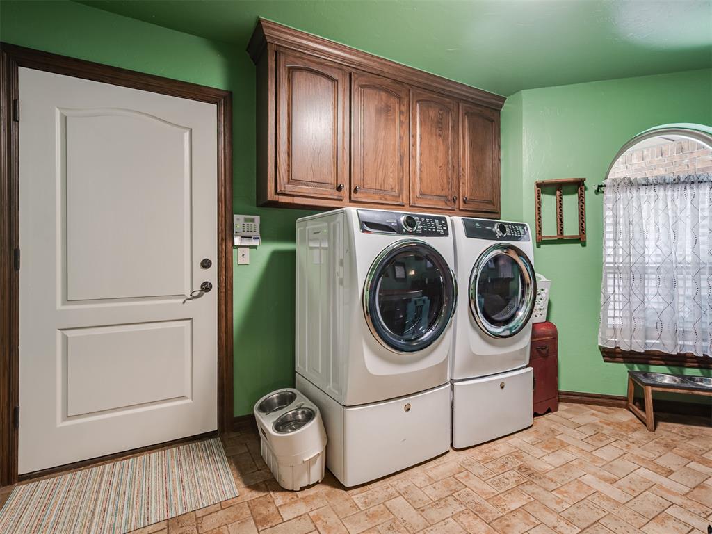 Jones, Oklahoma, 73049, United States, 4 Bedrooms Bedrooms, ,5 BathroomsBathrooms,Residential,For Sale,1987099