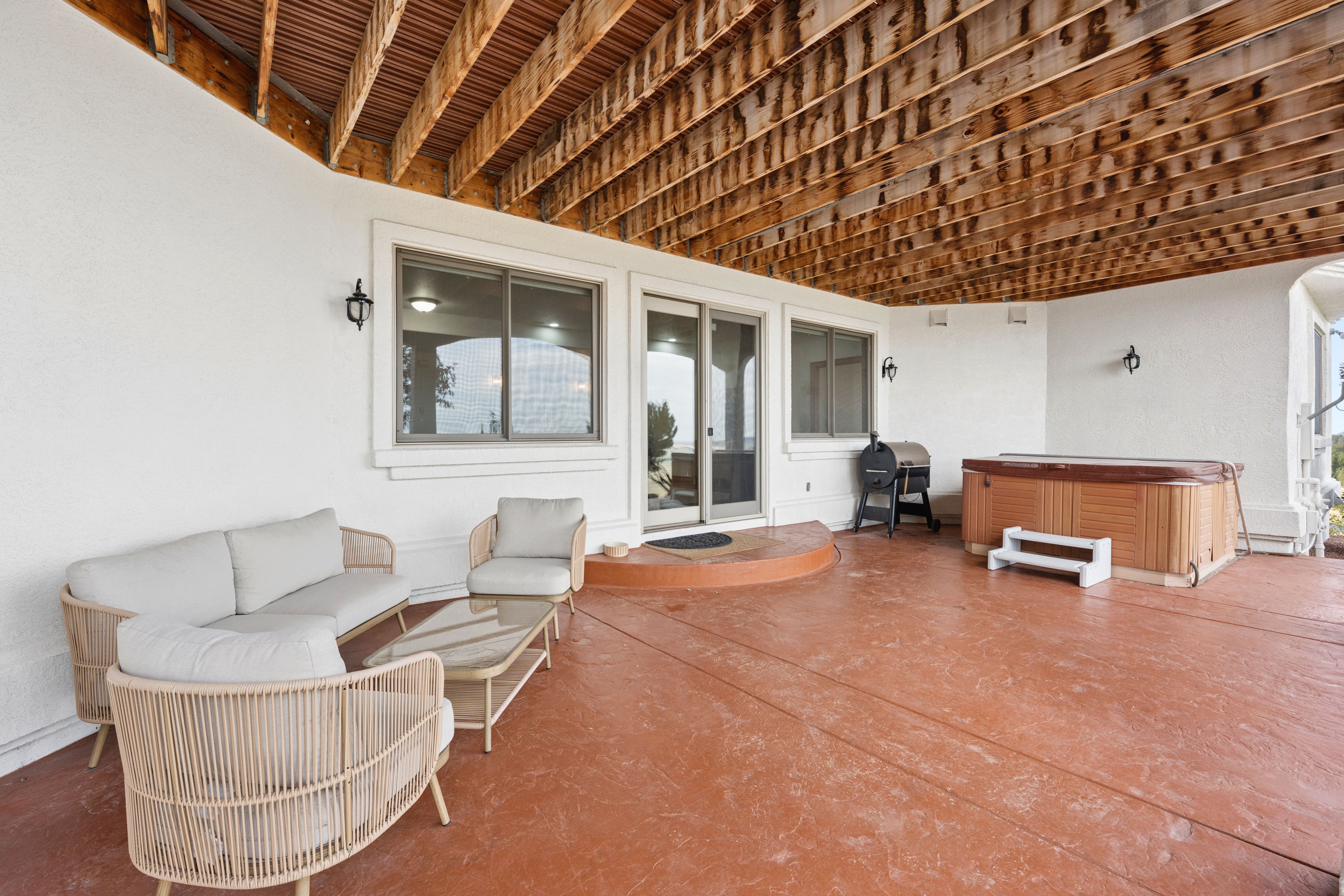 Remodeled 6,100 sq ft rancher on a magical setting spanning 72 acres - 物件實景