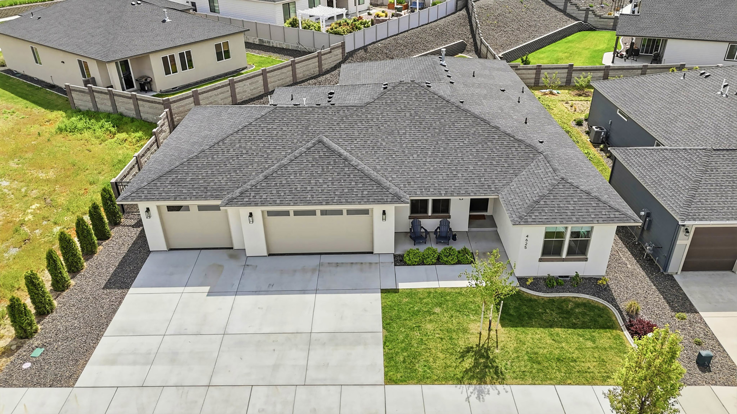  Large Rooms. Four-Car Garage. One Perfect Fit. - 物件實景