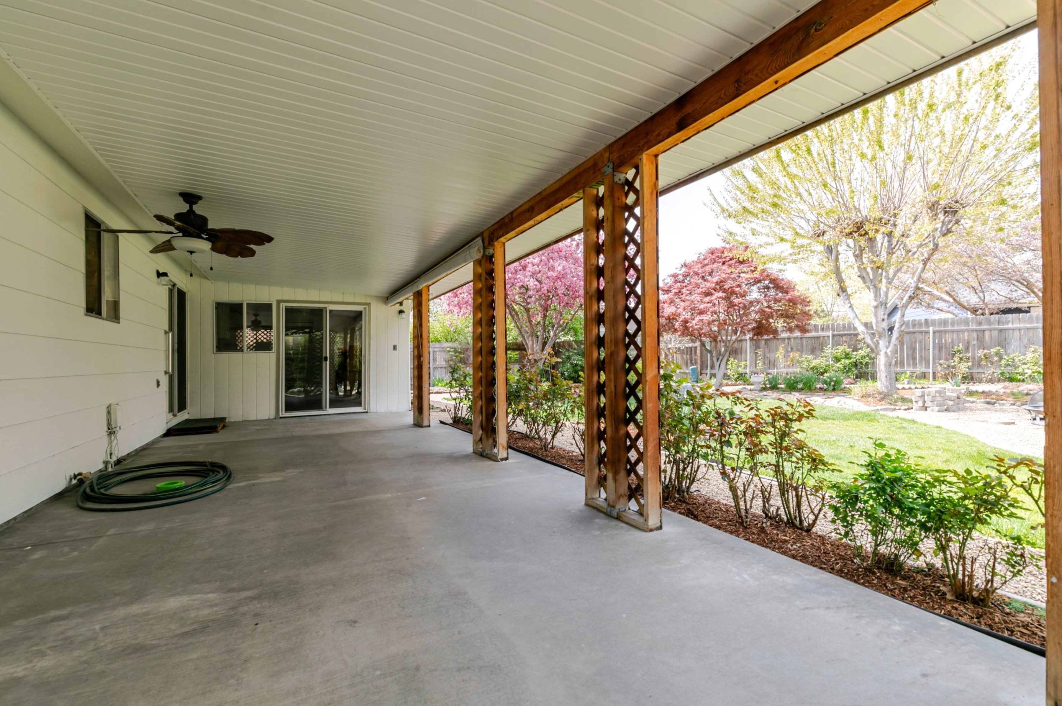  Parklike Yard With 3 Bedroom 2 Bath Home - 物件實景