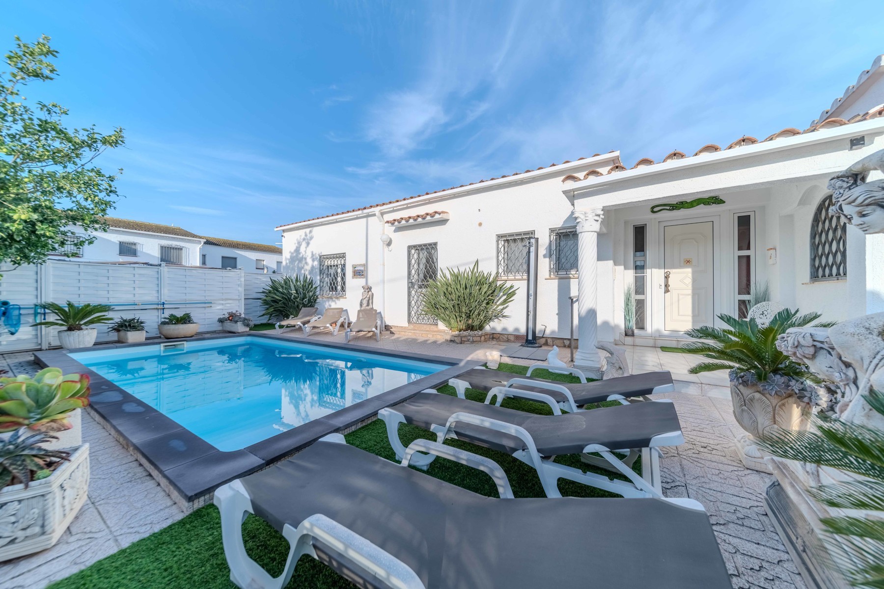Villa with mooring in the wide canal (25 meters) and independent studio
