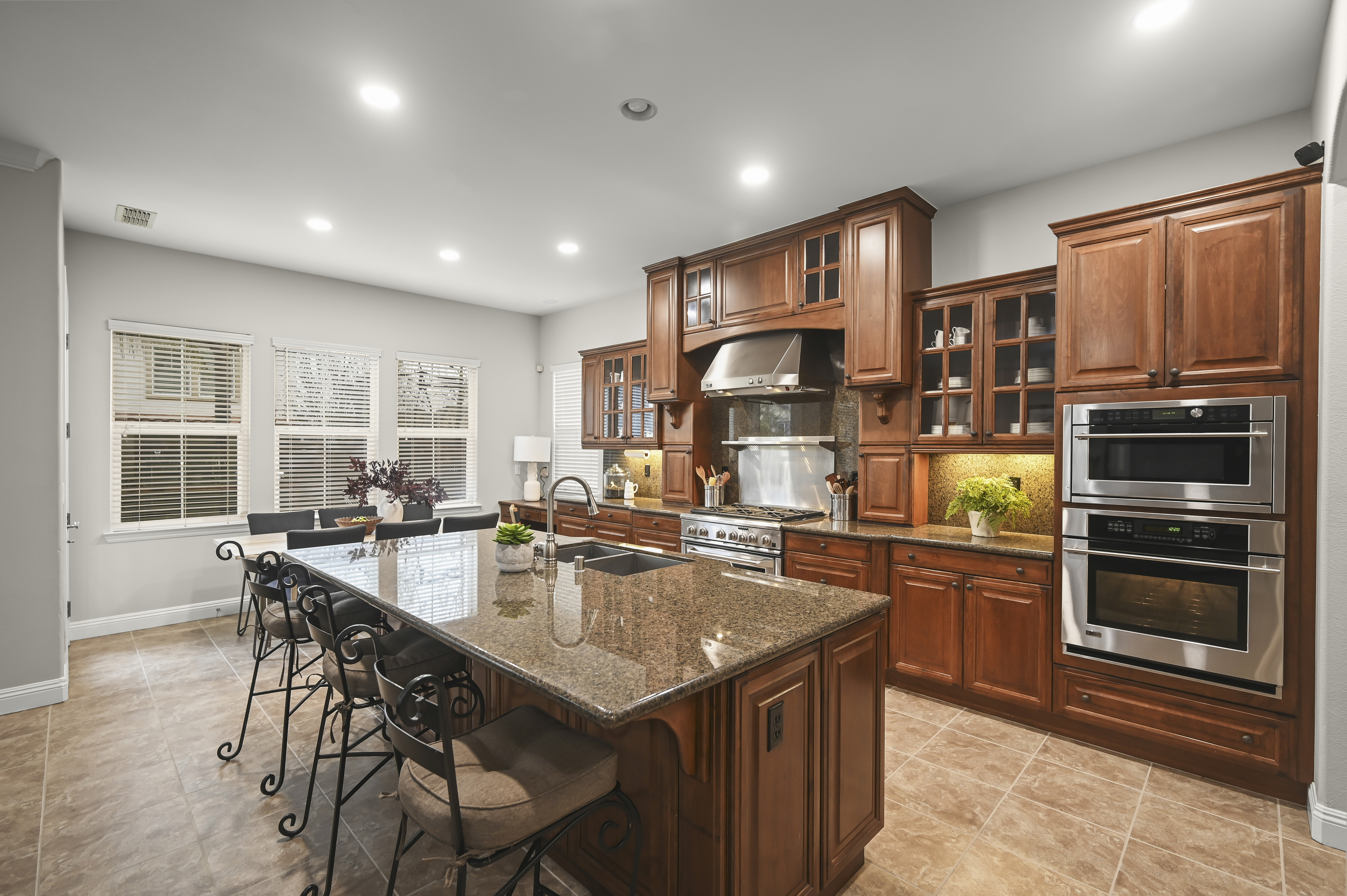  Stunning Monterosso Estate on Private Court with Designer Indoor-Outdoor Living - 物件實景