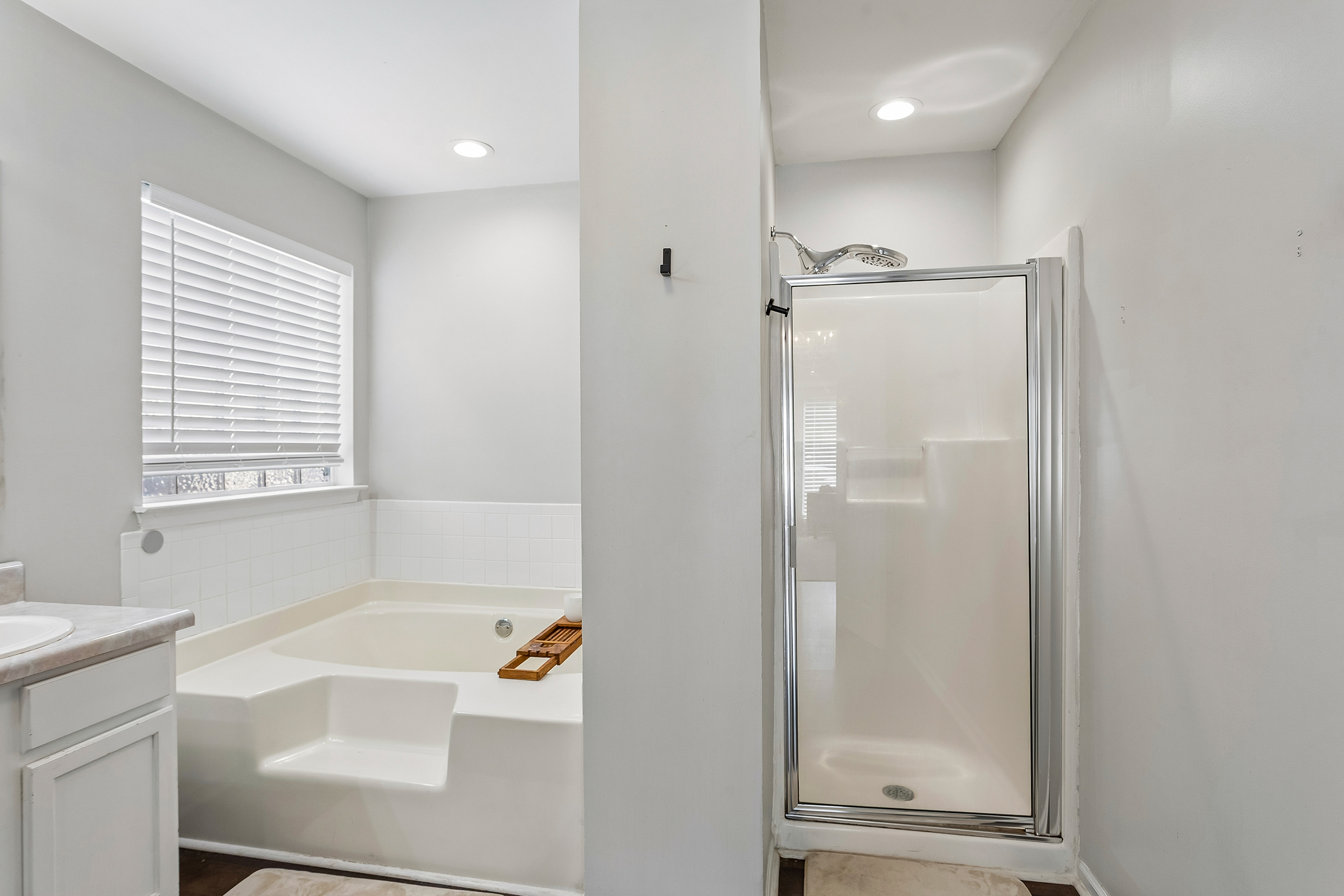  Beautifully Updated and Move-in Ready Four Bedroom Home - 物件實景