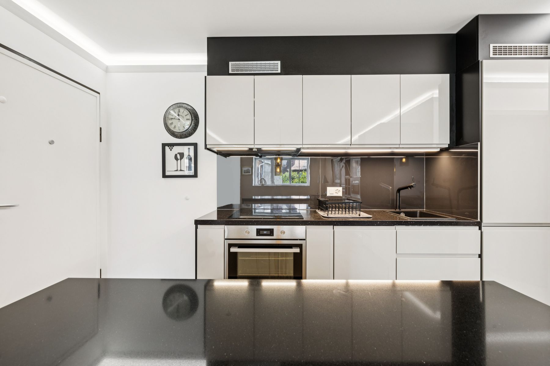  Modern comfort and tranquillity just a stone