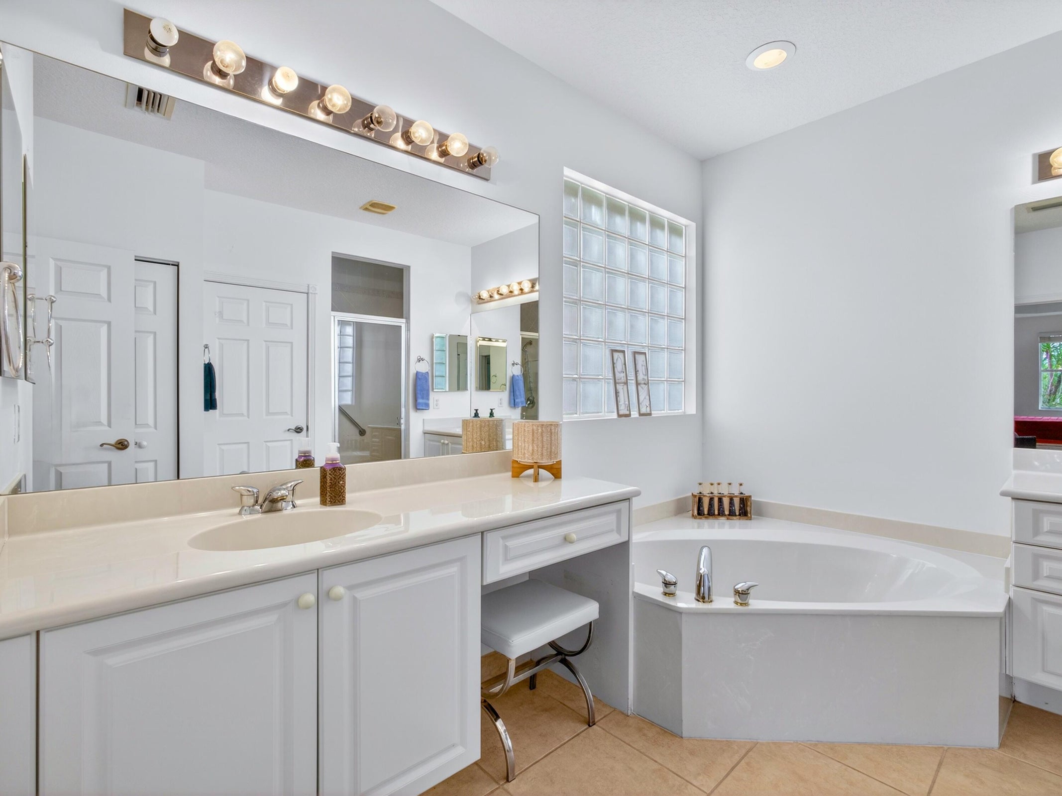 Lake Worth, Florida, 33467, United States, 2 Bedrooms Bedrooms, ,2 BathroomsBathrooms,Residential,For Sale,2005315